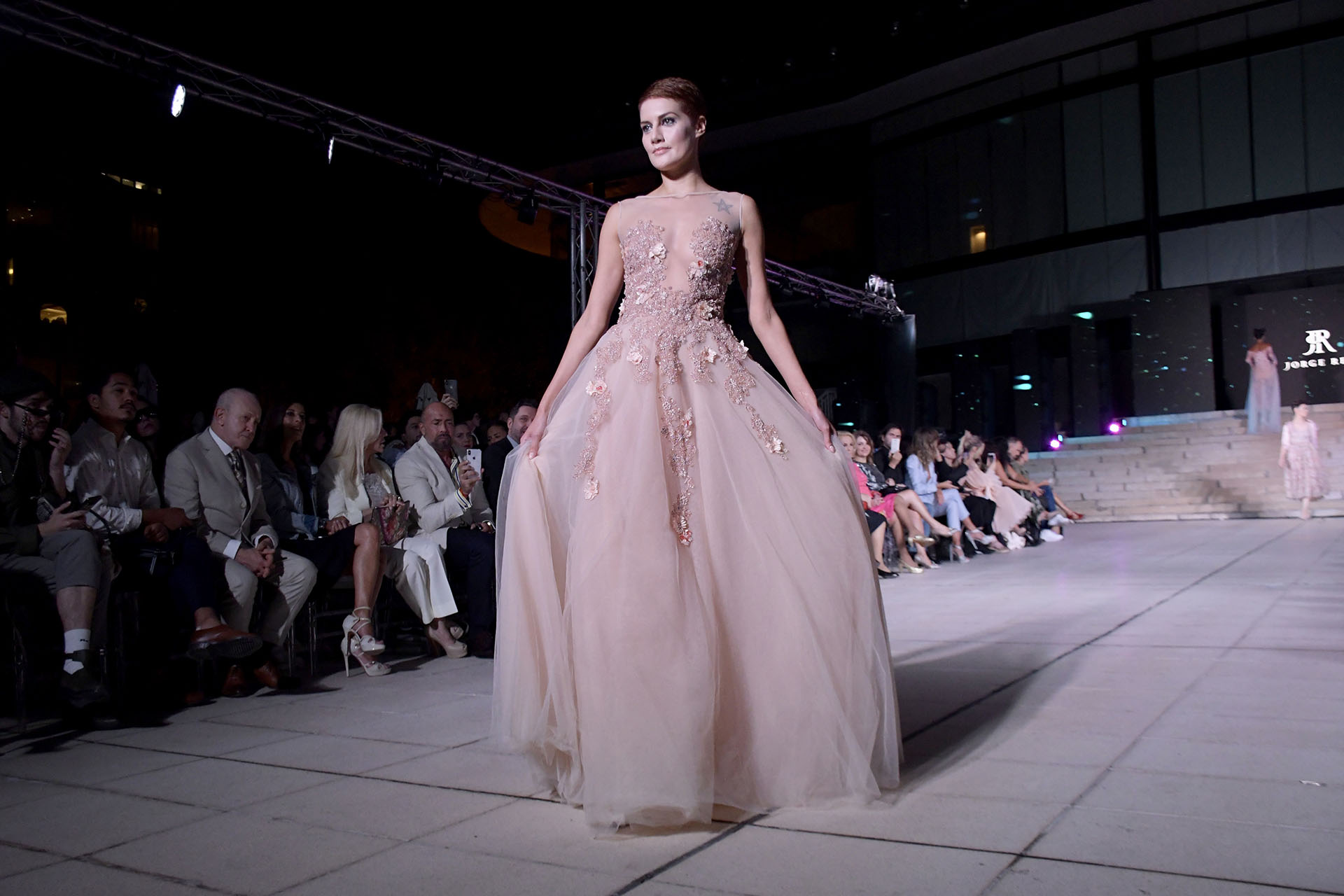 El color nude y los rosas también protagonizaron el desfile. Los bordados los hace el diseñador junto a su equipo de trabajo y todos son realizados a mano