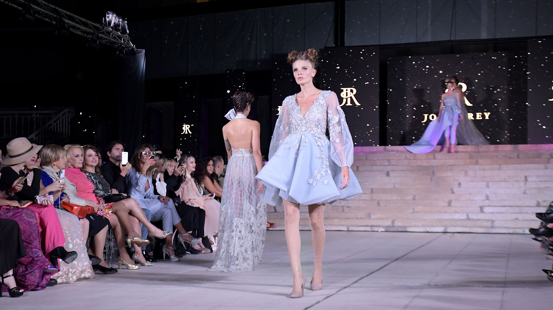 De mangas acampanadas y falda evasé. Los colores pastel tampoco perdieron su lugar en el desfile otoño-invierno 2019 de Jorge Rey. Con flores bordadas sobre el vestido, la modelo lo lució en pasarela