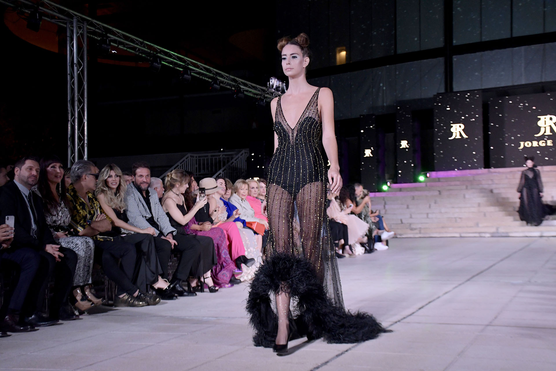 Transparencias, body y peluche en la cola del vestido. Un diseño atrevido y muy sensual