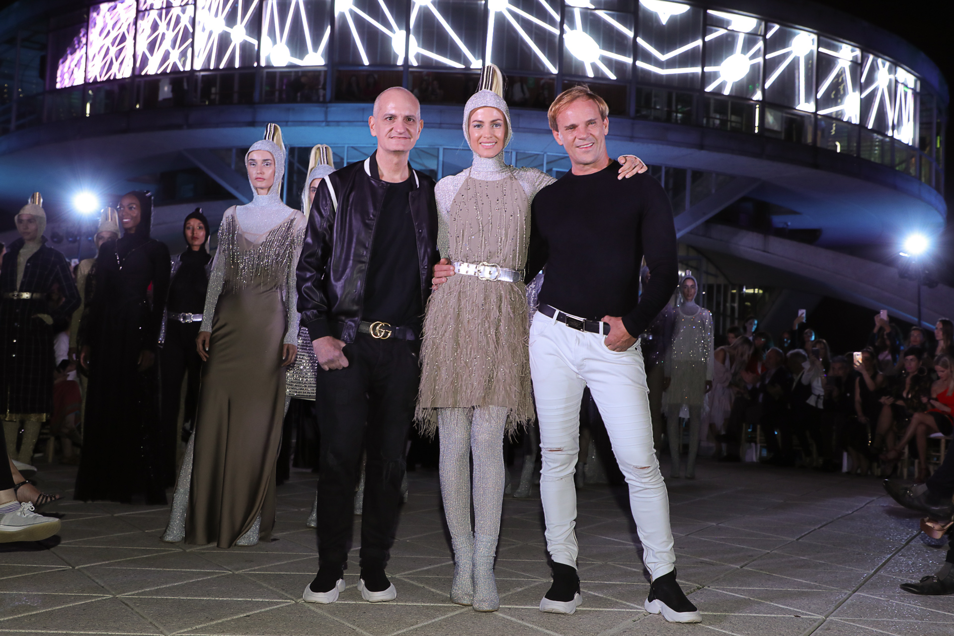 Los diseñadores junto a Daniela Urzi que desfiló para Dot en el marco de Designers BA