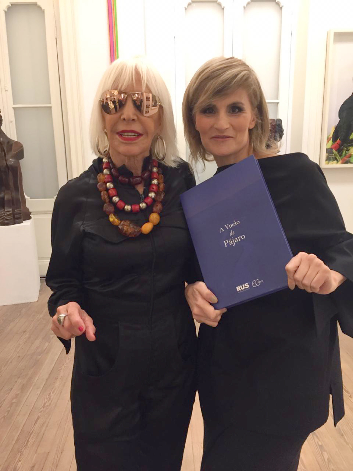 Marta Minujín y Min Agostini, artista y diseñadora juntas en un desfile diferente.