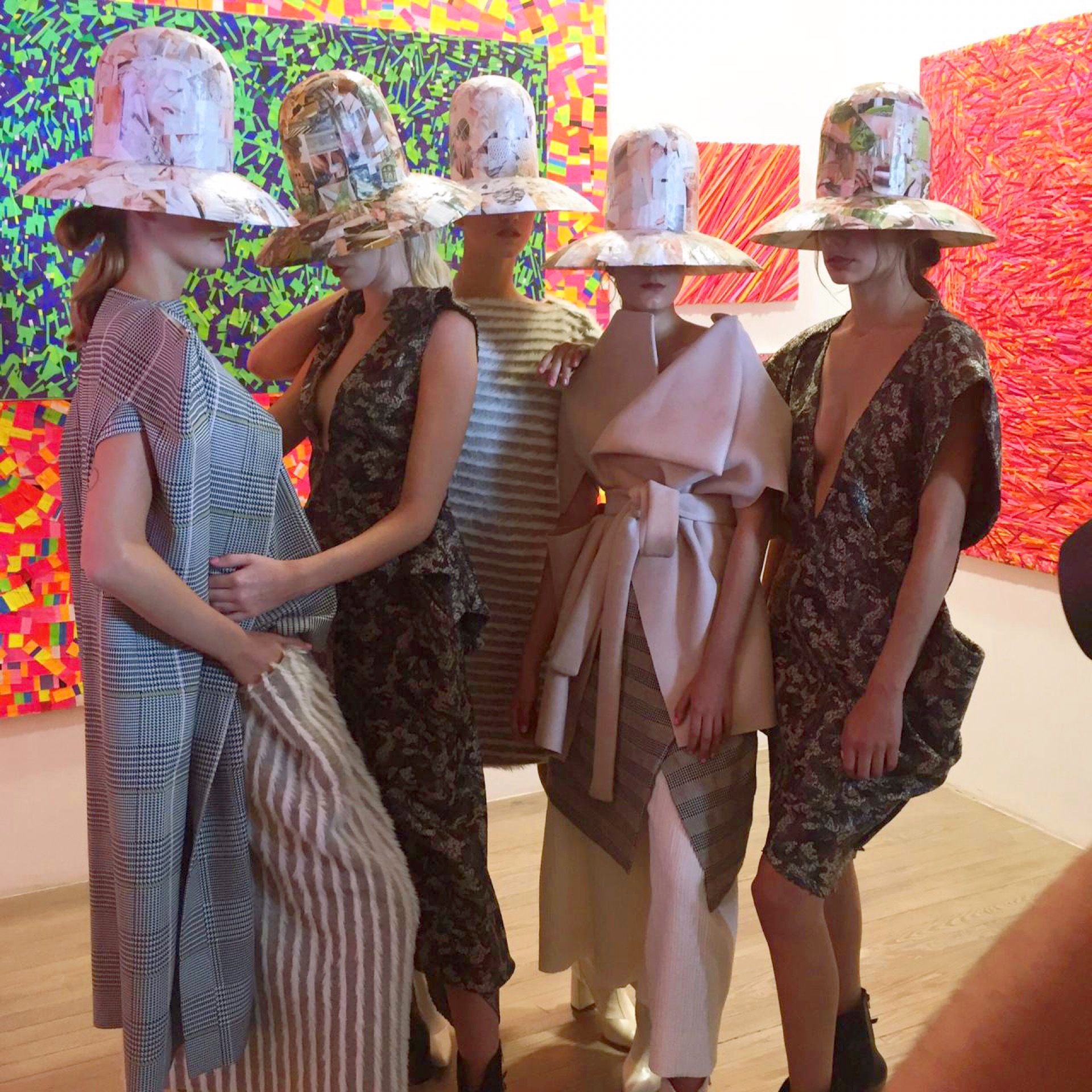 Los sombreros de Laura Noetinger y las prendas de Min Agostini.