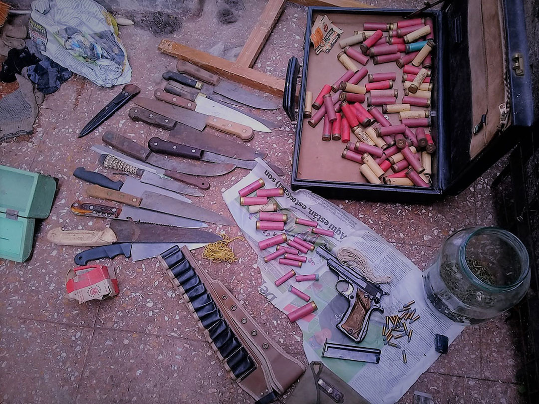 En su casa tenía una pistola con municiones, cartuchos de escopeta y cuchillos