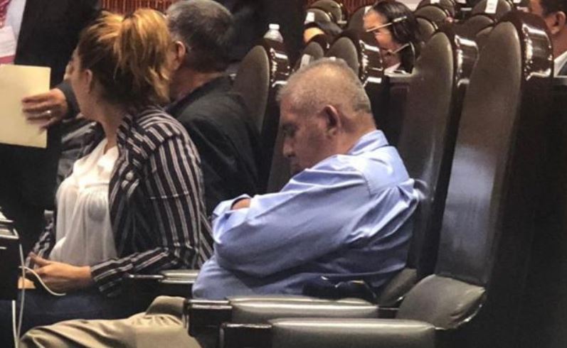 El diputado de Guerrero mencionó que es una persona muy activa, pero que su cansancio se debe a que tiene tres trabajos y no puede descansar ni un sólo día (Foto: especial)