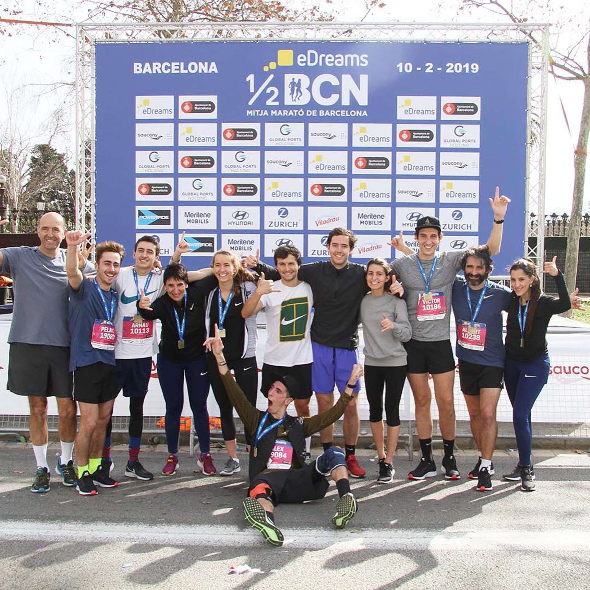 Álex celebrando al final de la media maratón de Barcelona (@alexroca91)