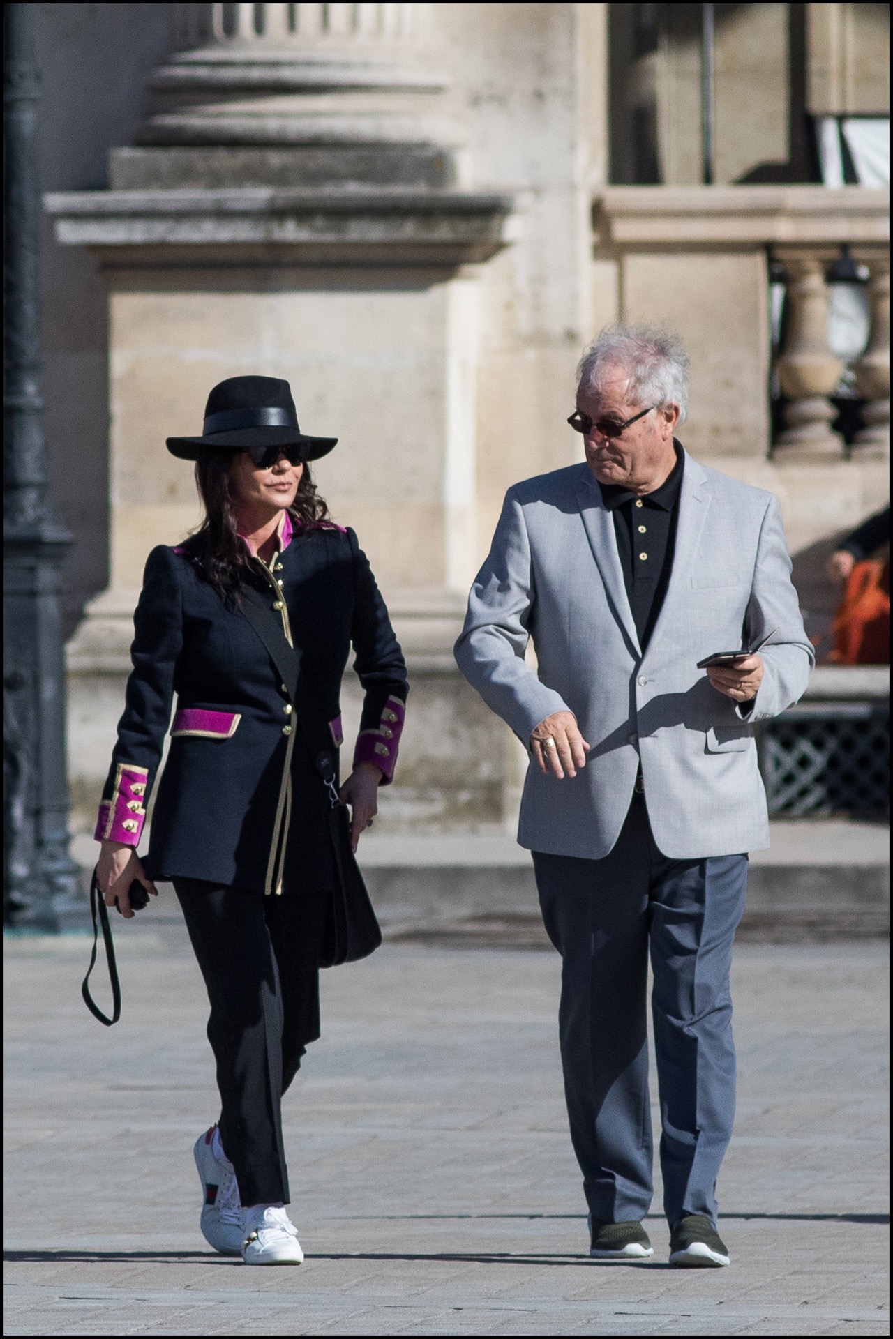 Con su papá, David Jones yendo del Louvre al restaurante “Les Deux Magots”.