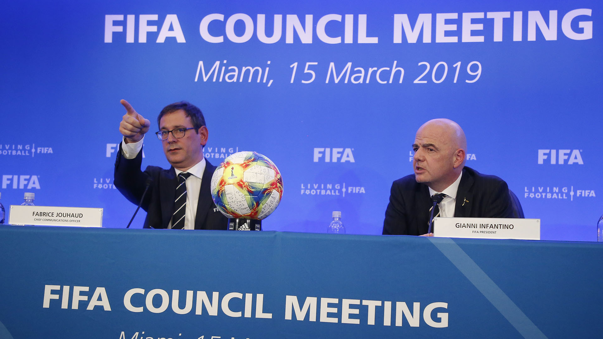Fabrice Jouhaud, vocero de la FIFA, acompañó a Infantino en los anuncios de la FIFA (AFP)