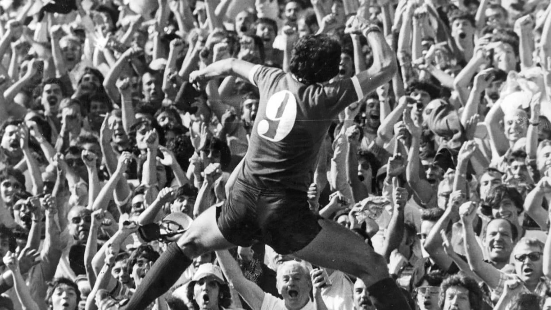 El Puma festeja con el puño cerrado frente a la hinchada de Independiente, dedicándole uno de sus tantos goles para el equipo de Avellaneda.