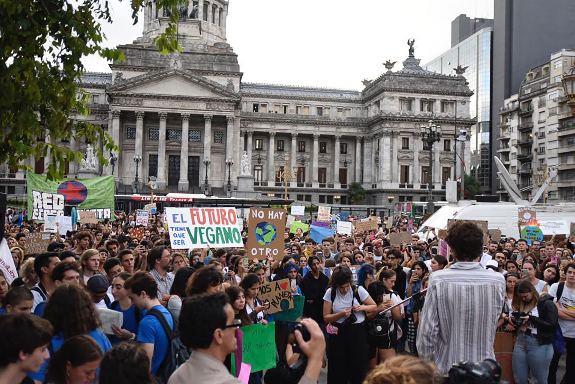 Entre los manifestantes hubo políticos y representantes de ONGs ambientalistas