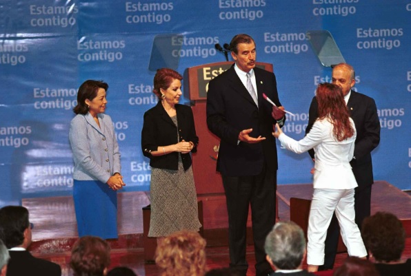 Martha Sahagún se vestía con diseños de Chanel, Macario Jiménez y Oscar de la Renta (Foto: Cuartoscuro)