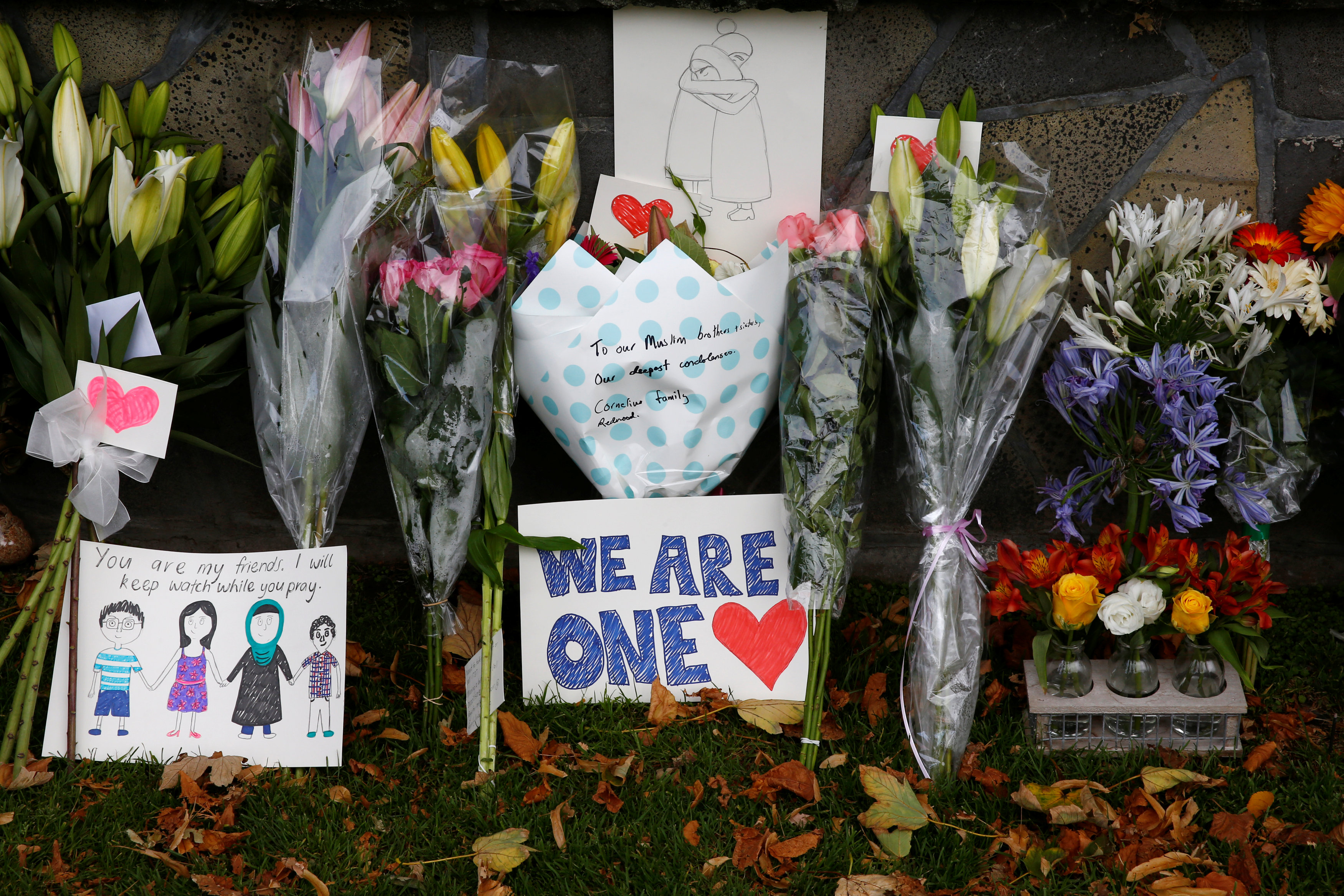 Flores y dibujos cerca de la mezquita de Linwood en Christchurch (REUTERS/Edgar Su)