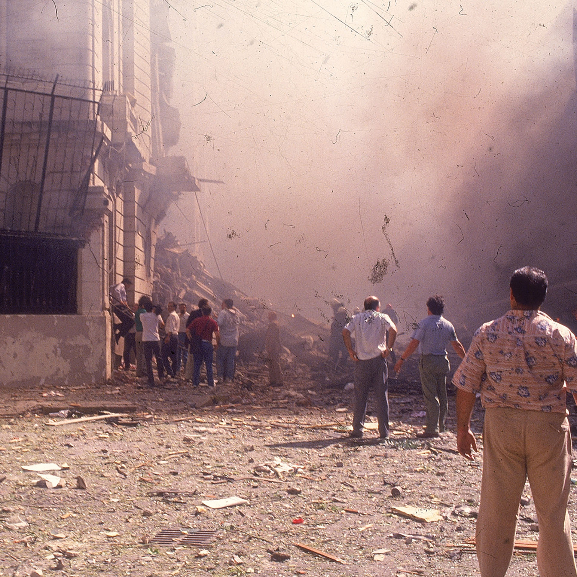 17 de marzo de 1992. Un atentado terrorista contra la Embajada de Israel en Buenos Aires dejó un saldo de 22 muertos. Dos años más tarde, otra vez el terrorismo financiado por Irán a través de la Guardia Revolucionaria Islámica golpearía la capital argentina