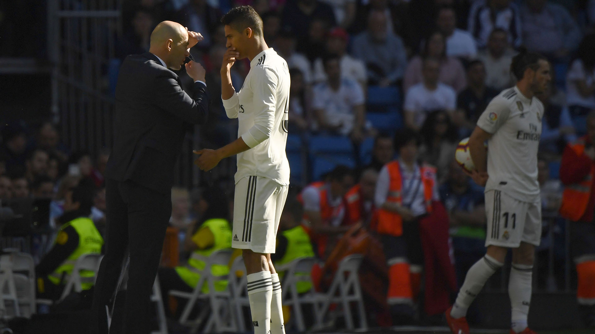 Zinedine Zidane da indicaciones a Raphael Varane en su regreso al banquillo del Real Madrid (AFP)