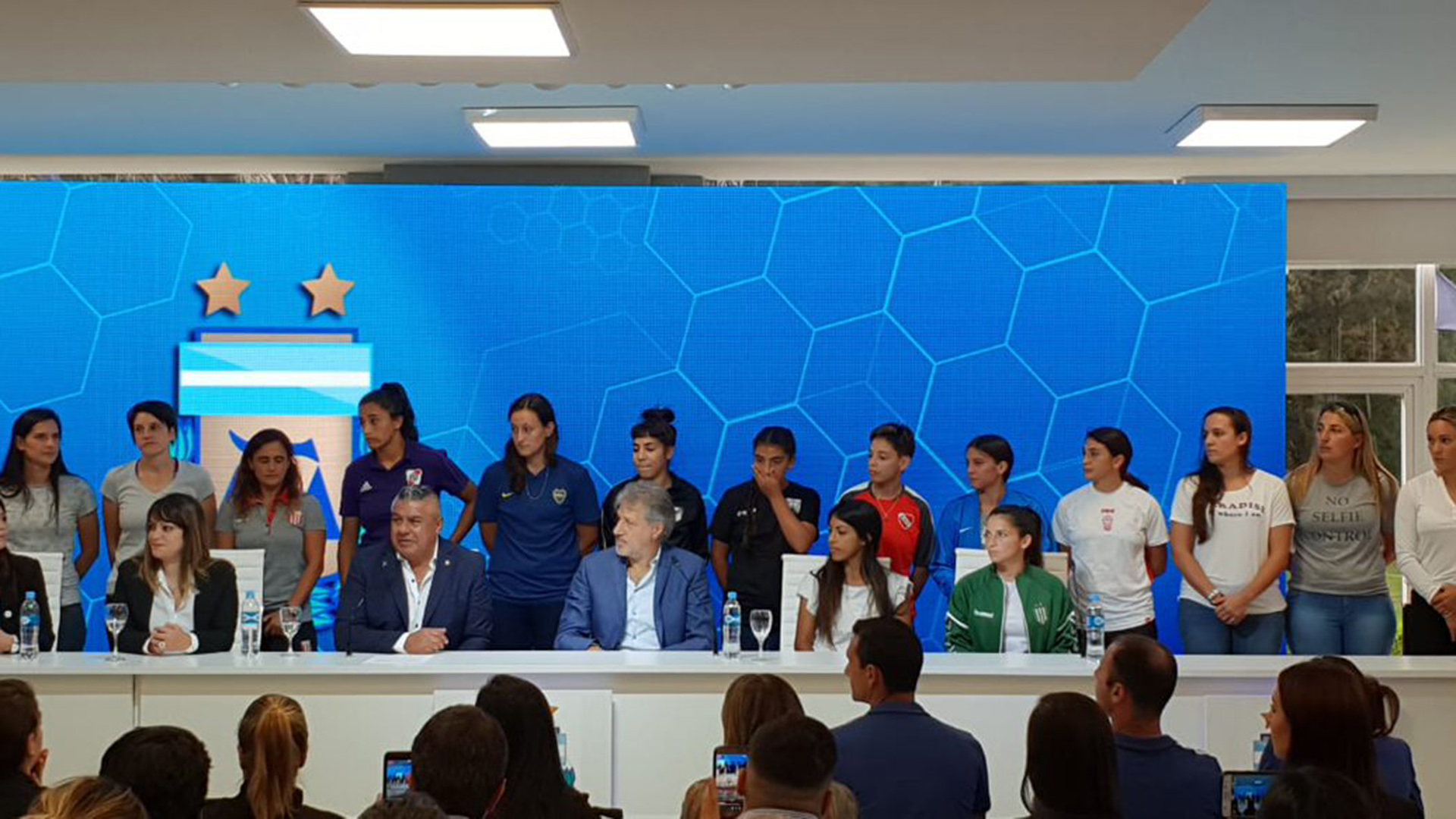 Claudio “Chiqui” Tapia, Sergio Marchi y las jugadoras de distintos equipos de Primera División en la presentación de la Liga Profesional de Fútbol Femenino