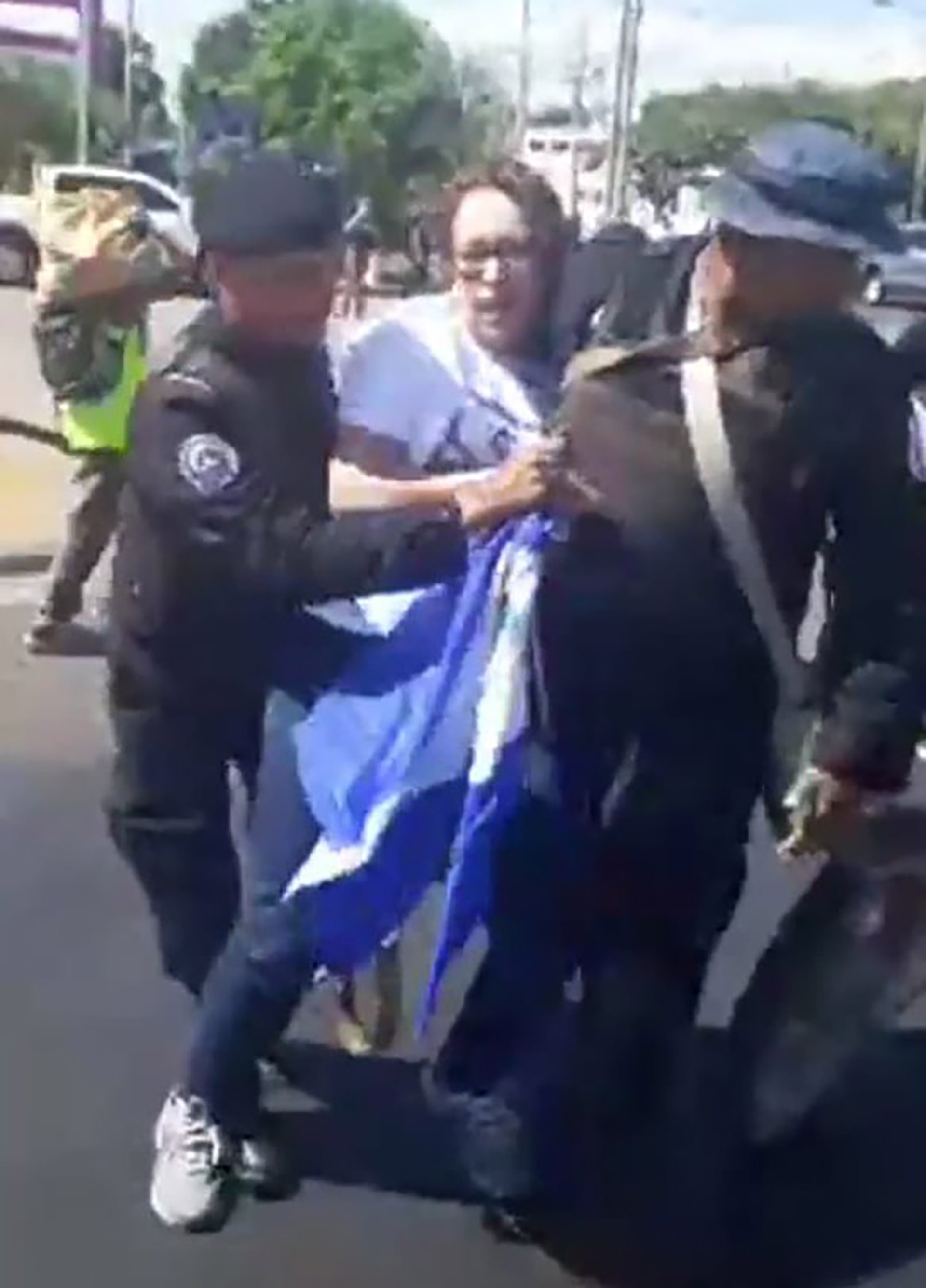 Así se llevaron detenida a la ex guerrillera sandinista Mónica Baltodano (@MonicaLopezBalt)