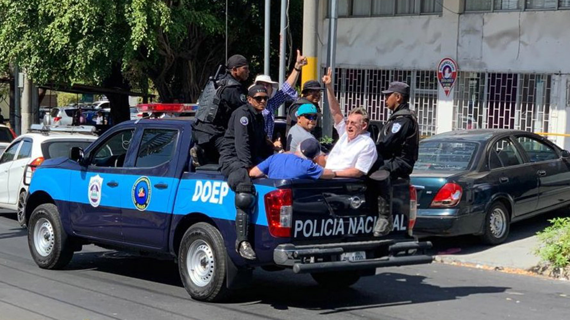 El ex ministro Humberto Belli, de camisa blanca, fue arrestado este sábado (@HoustonTexasni)