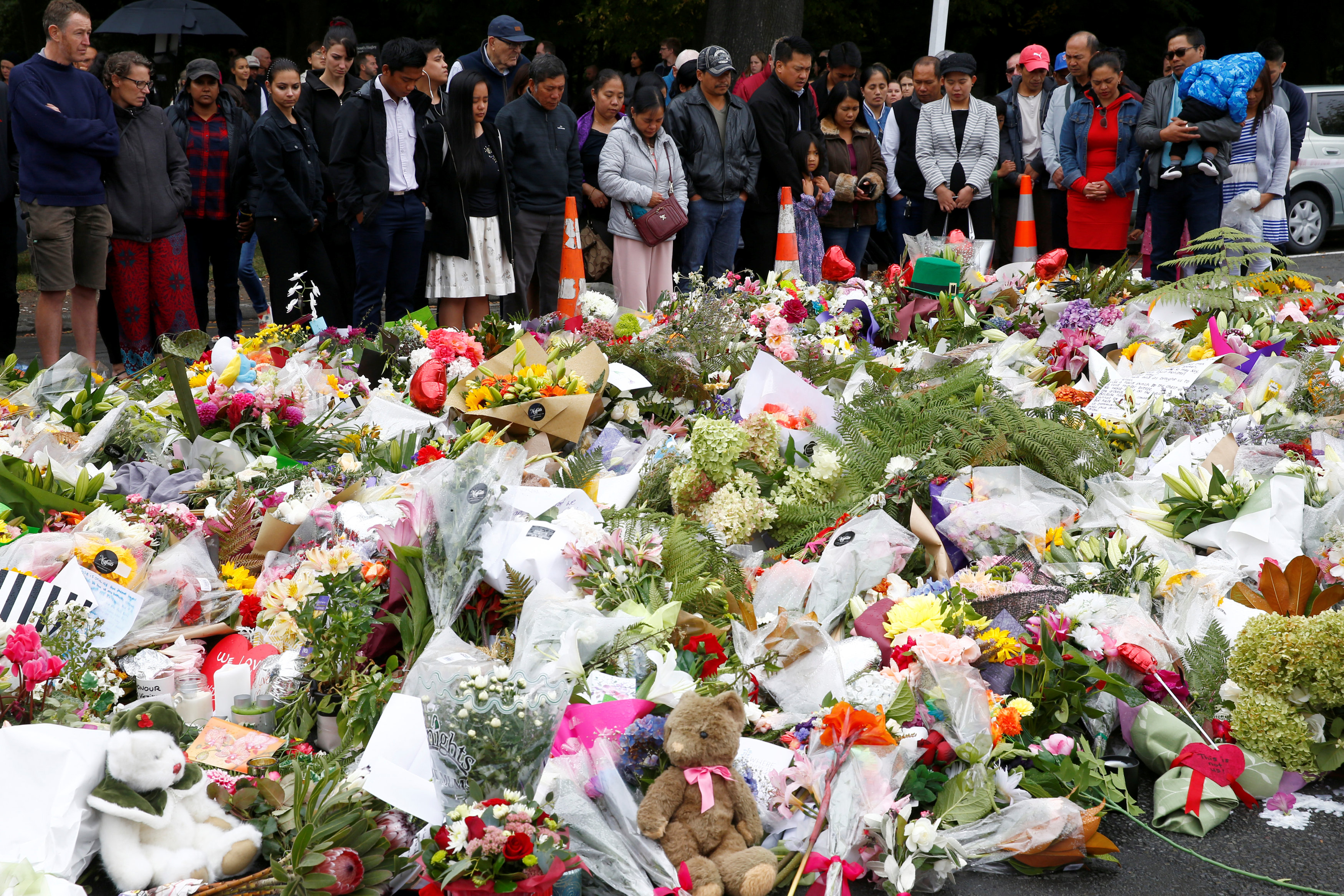 Un grupo de personas ora cerca a la mezquita de Al Noor en Christchurch. (REUTERS/Edgar Su)