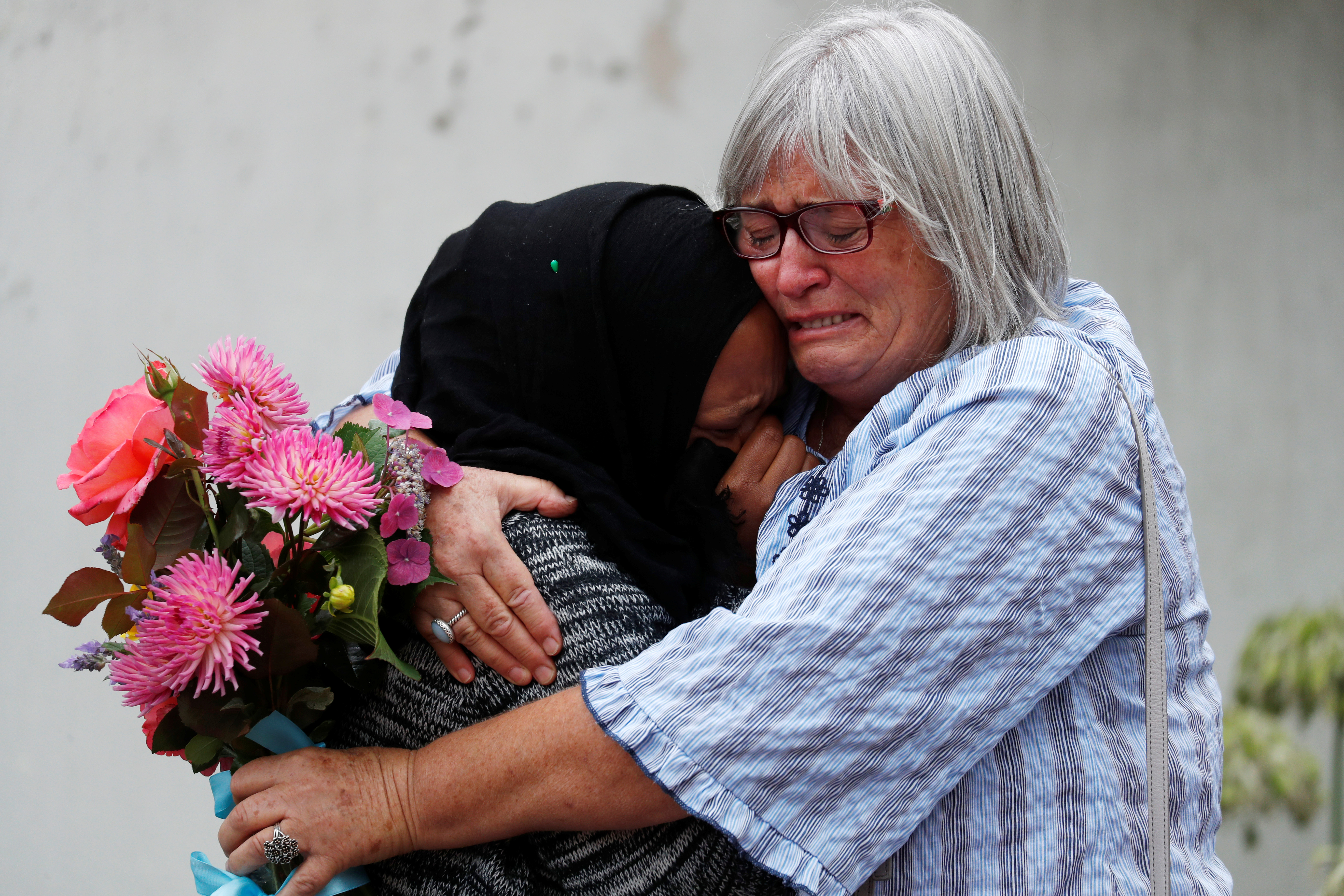 Dos mujeres se abrazan a las afueras de la mezquita Masjid Al Noor en Christchurch. (REUTERS/Jorge Silva)