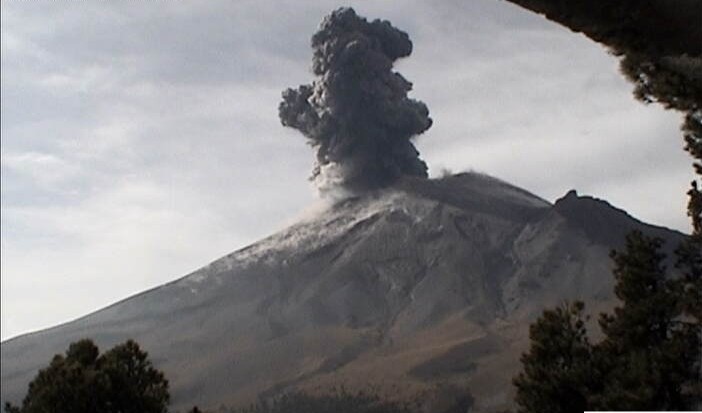 Así como 175 exhalaciones de baja intensidad, con vapor de agua, gas y en algunas ocasiones ligeras cantidades de ceniza (FOTO: CENAPRED)