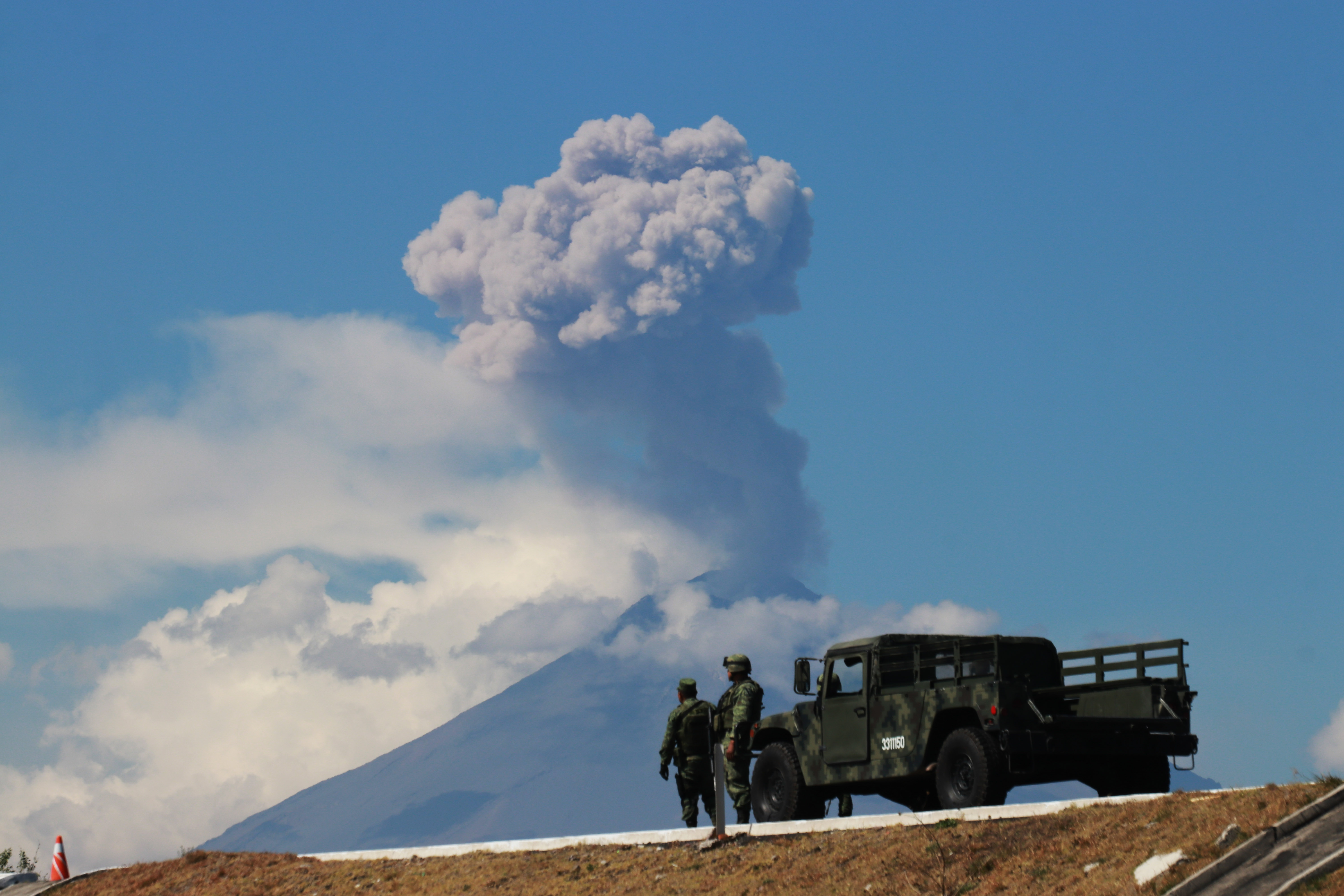 El Centro Nacional de Prevención de Desastres (Cenapred) destacó que el volcán Popocatépetl registró dos explosiones con columnas de hasta 2.5 kilómetros de altura (FOTO: JOAQUÍN SANLUIS /CUARTOSCURO)