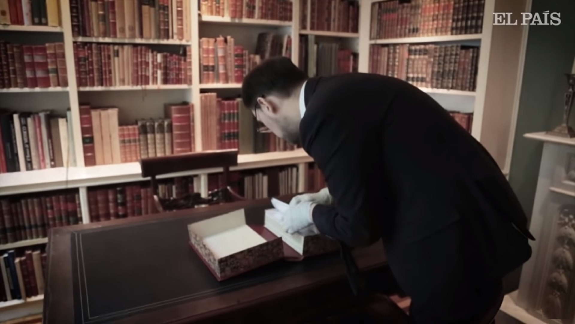 El valioso documento en una biblioteca de México (Imagen: captura de video El País)