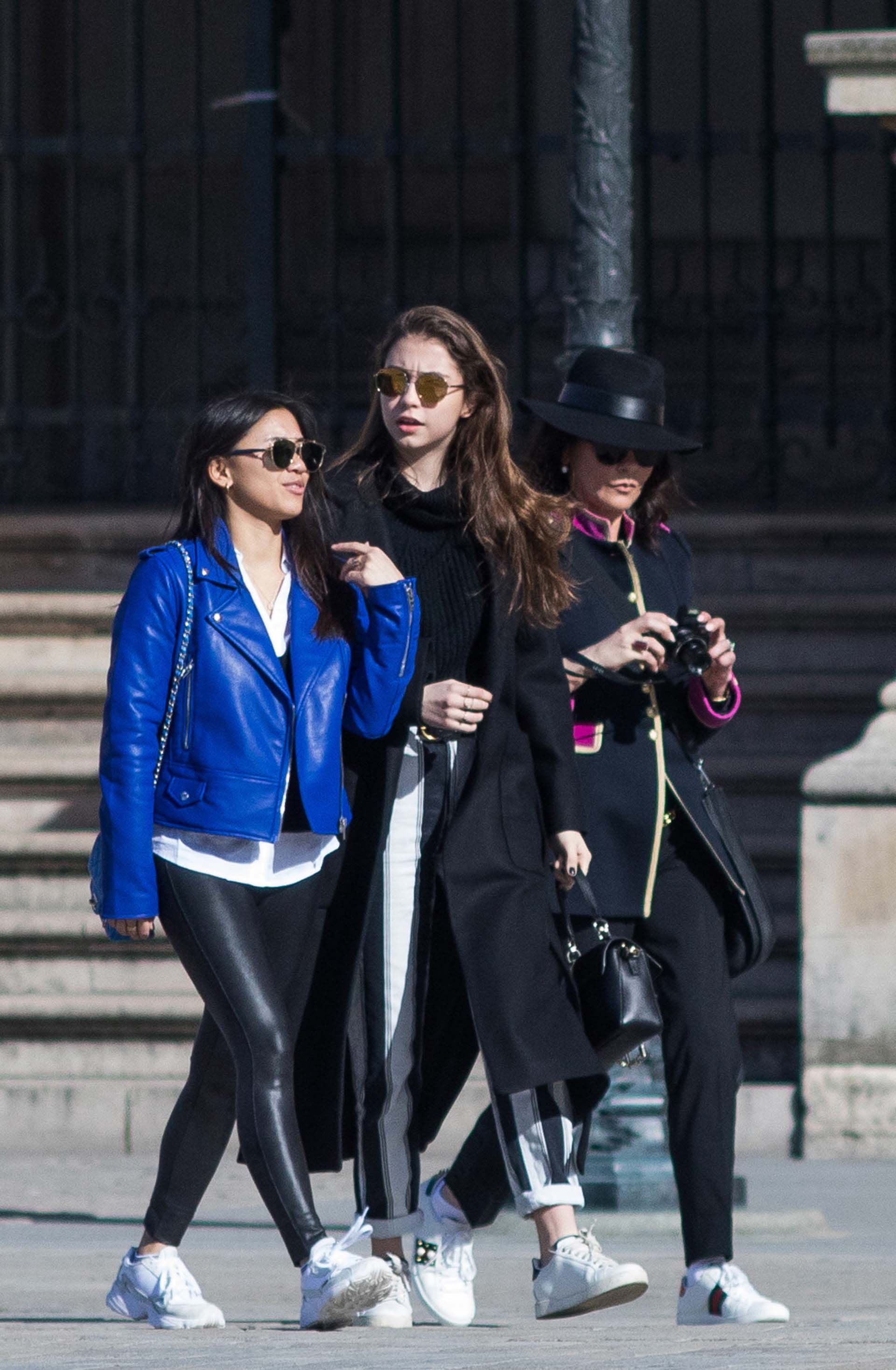 Super lookeadas, madre e hija pasearon por París