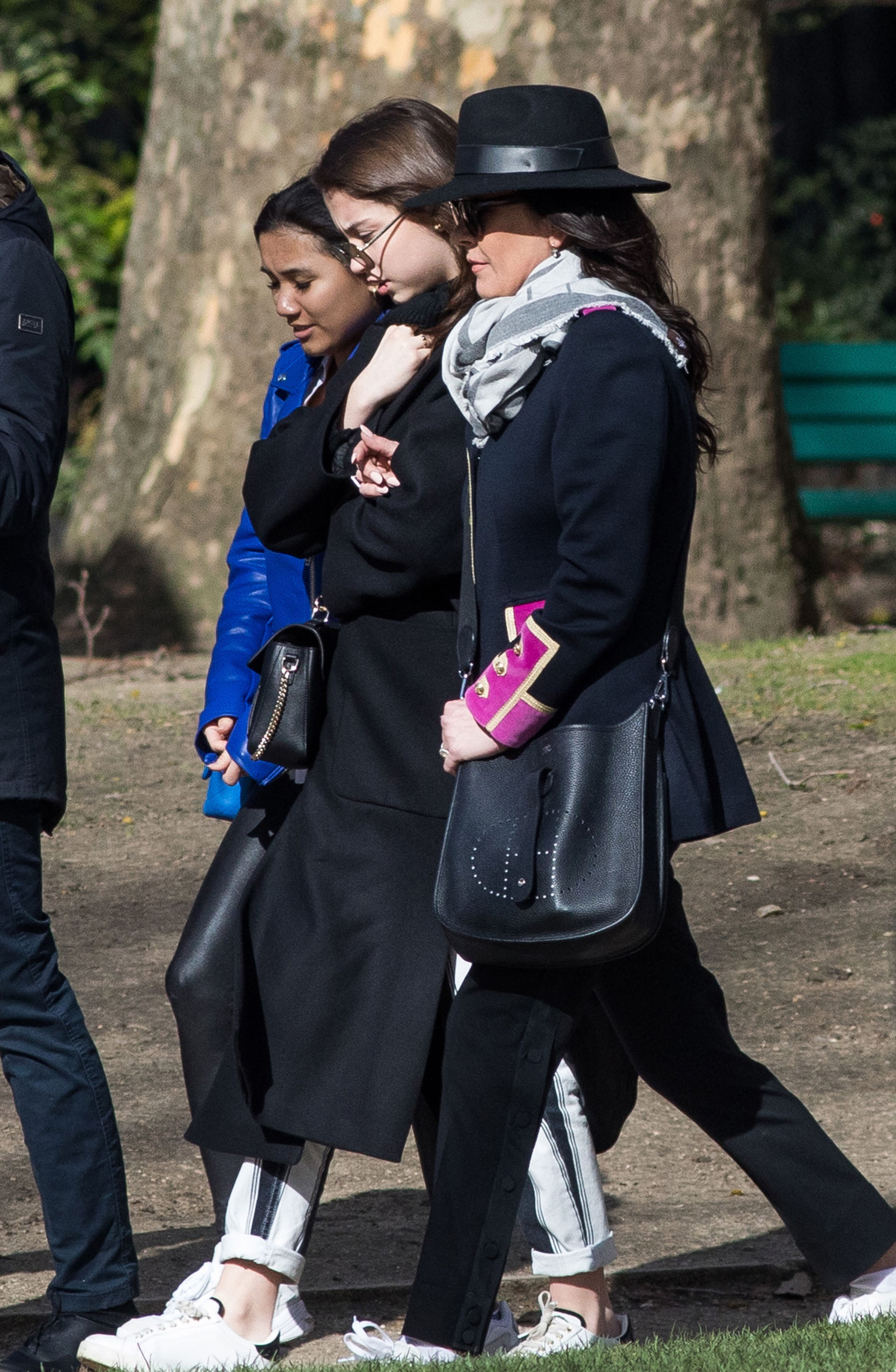 Catherine Zeta Jones tomó las vacaciones junto a sus padres, David Jones y Patricia Fair, y su hija Carys