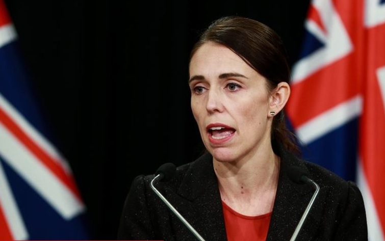 La primera ministra de Nueva Zelanda, Jacinda Ardern, habla ante los medios en el Parlamento el 17 de marzo (Foto: Twitter)