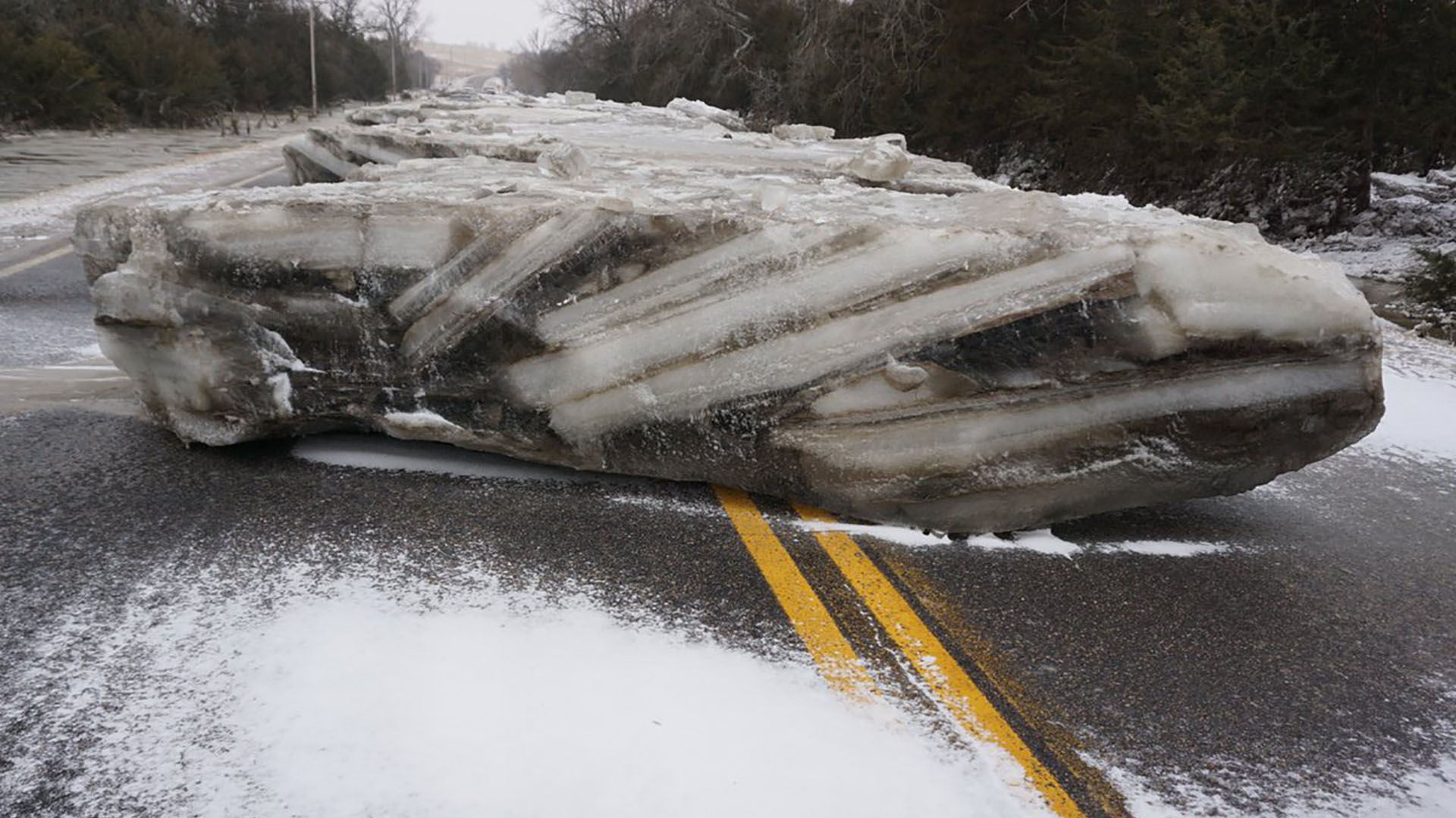 Se suelen formar cerca a intersecciones, puentes u otras obstrucciones al cauce natural. Además de crear impresionantes paisajes, hace muy peligroso el recorrido de las autopistas cercanas