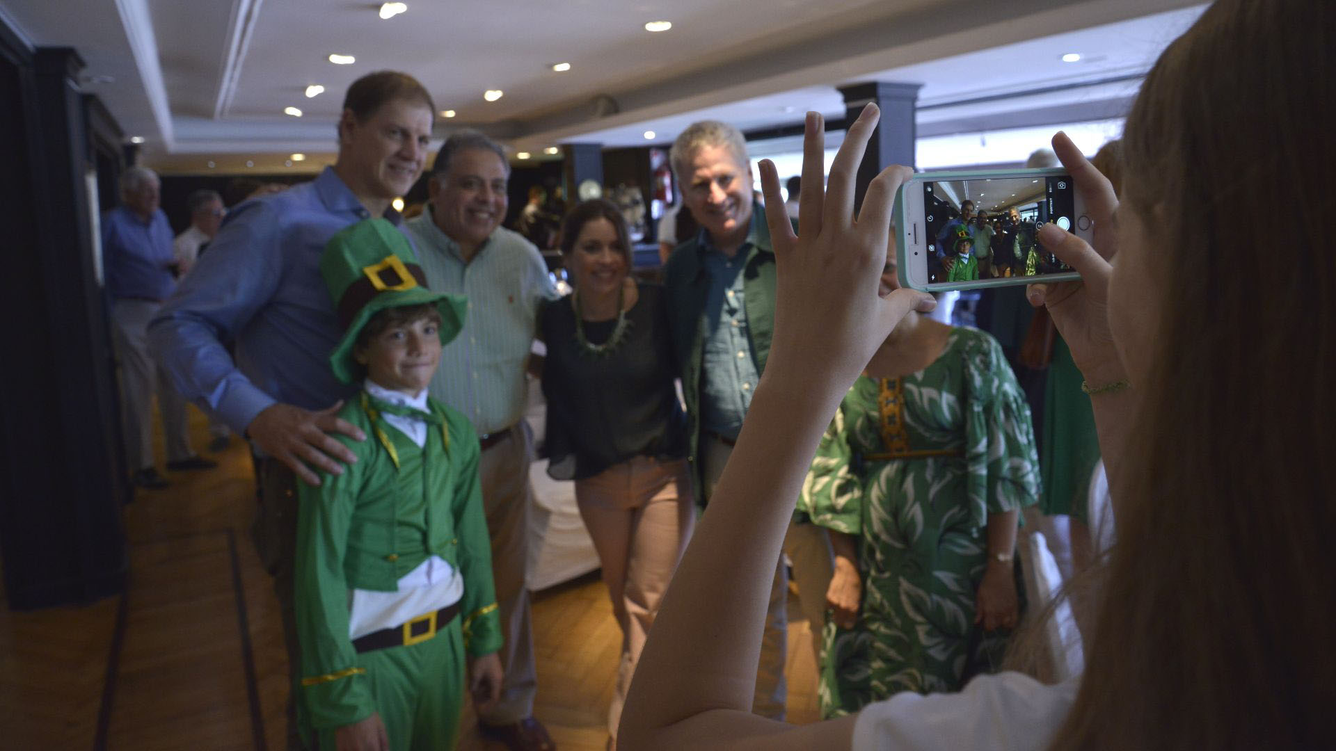 El presidente del Club Americano, Robert Urban, junto a su hijo Robbie, Amin Mourad Meleika, embajador de Egipto en la Argentina, su esposa, Mona Makramallala, Laurence Wiener, secretario del Club, y su pareja Belén Tomatis