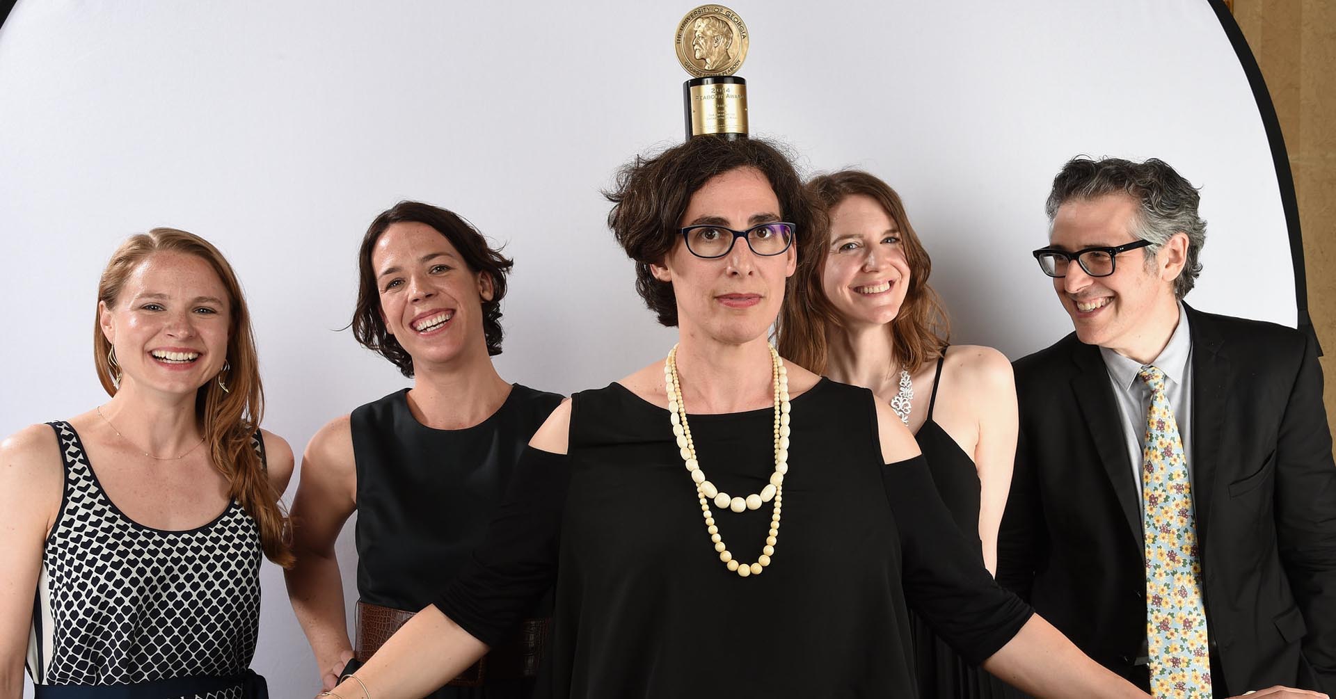 Las responsables de WSerial: Sarah Koenig, en el centro, e Ira Glass , a la derecha, posan con el Peabody Awards de 2015 (Peabody Awards)