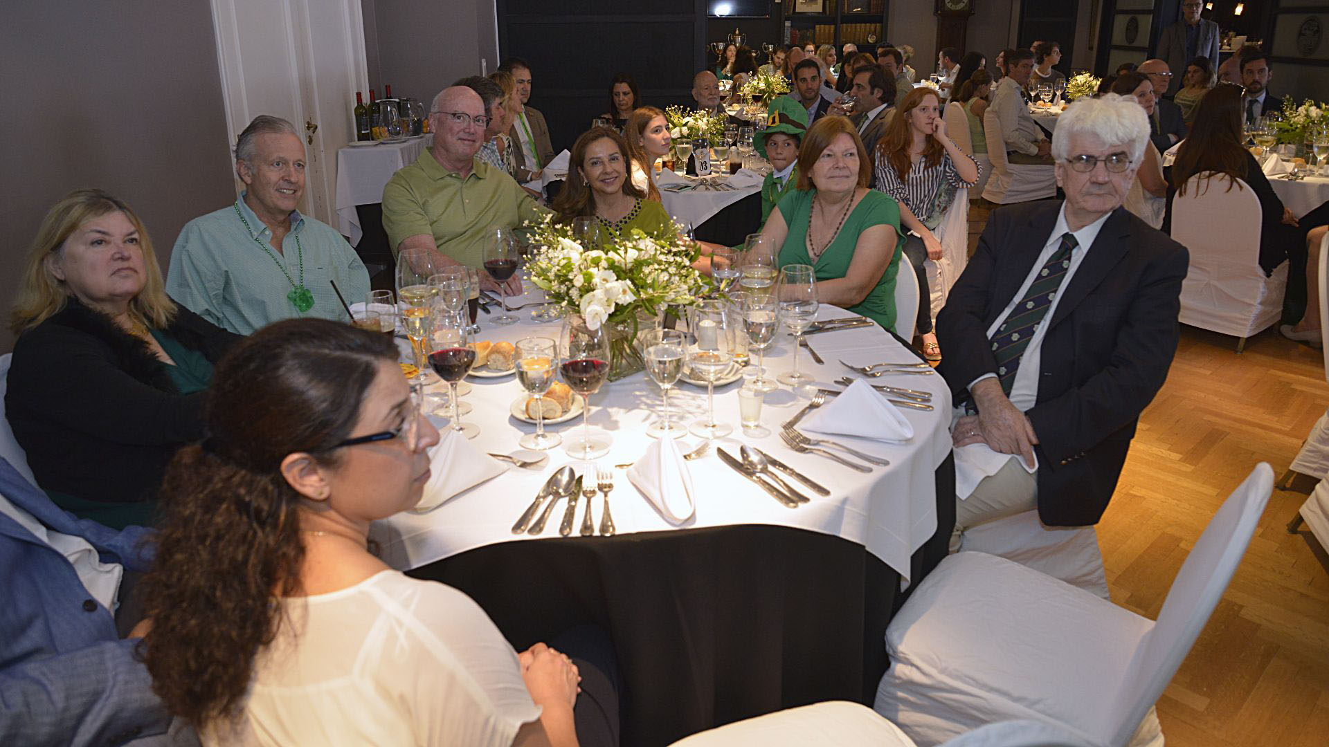 El menú estuvo acorde con el espíritu irlandés de la celebración: una entrada de bocados de pescado y papas fritas, luego el tradicional estofado de cordero y de postre “pera verde de la suerte con un shot de crema irlandesa”. En esta mesa almorzaron Jim Isaacs y Kevin Dennehy, del sector pretolero, y Michael Soltys, del Buenos Aires Times