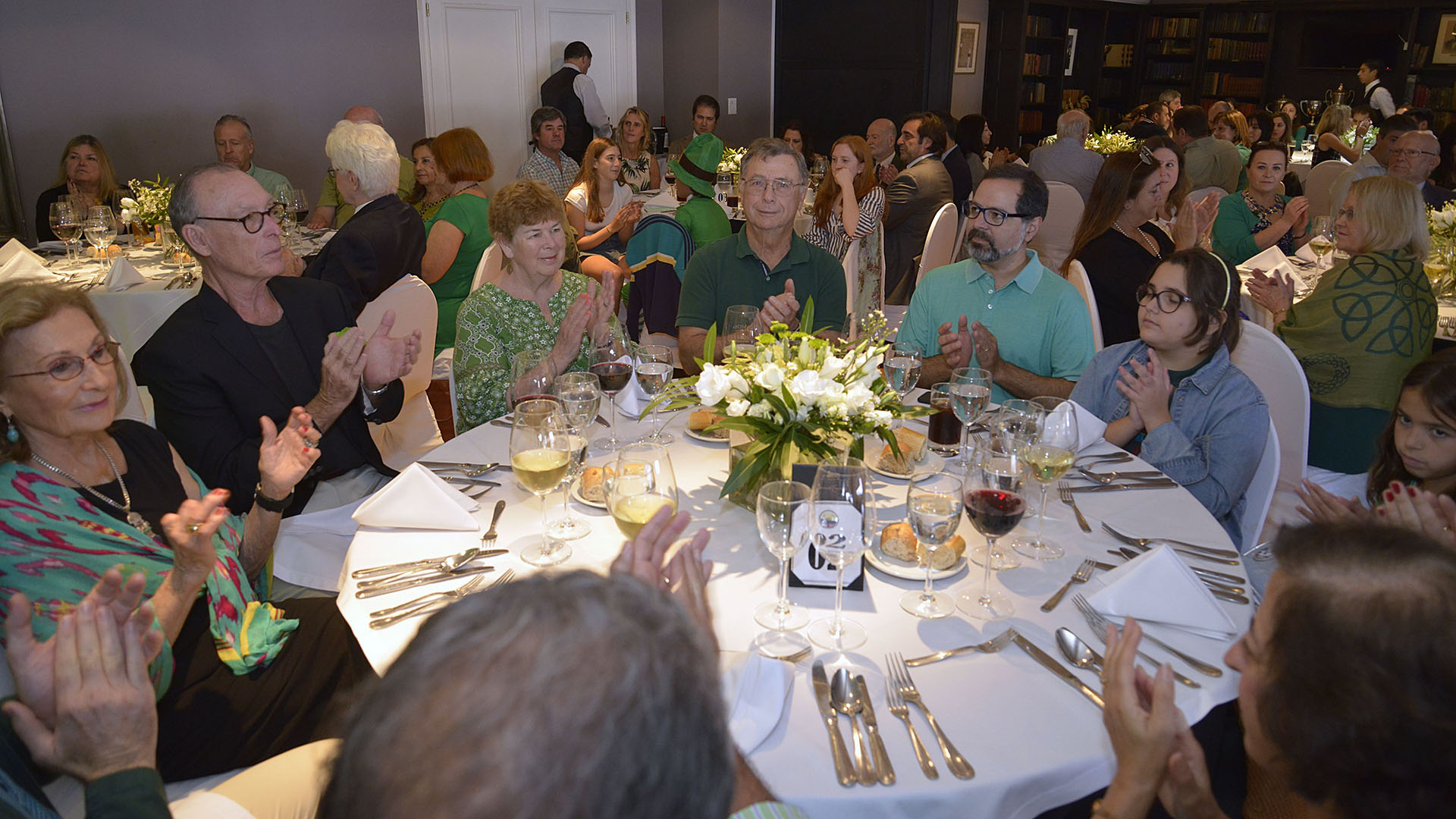Los comensales que celebraron el Día de San Patricio son socios del Club Americano, familiares y acompañantes de los miembros