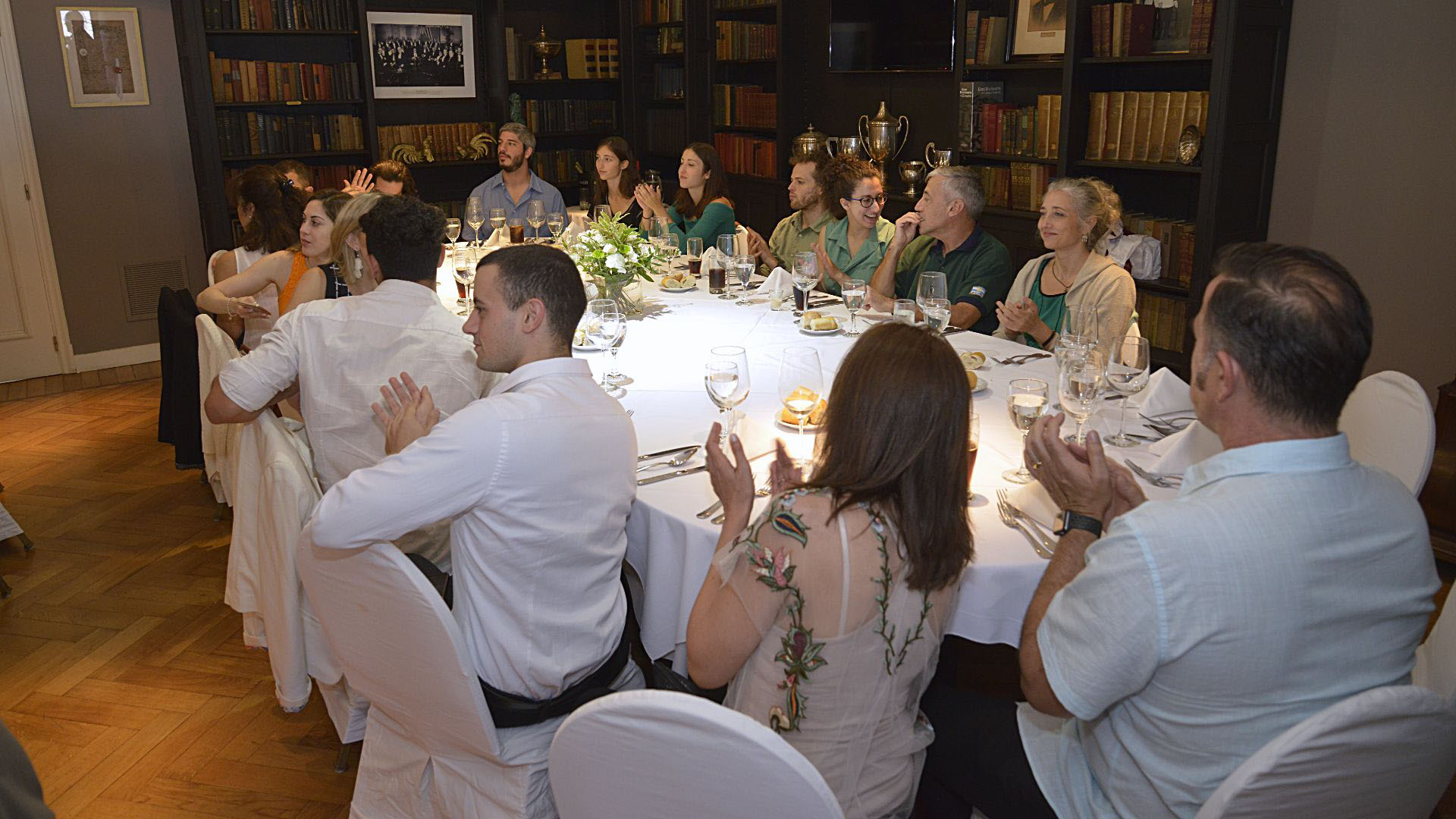 Socios e invitados del Club Americano aplauden las palabras de bienvenida al encuentro a cargo de Robert Urban. En la mesa más grande se encontraban los más cercanos a Alejandro Ares, miembro del Board