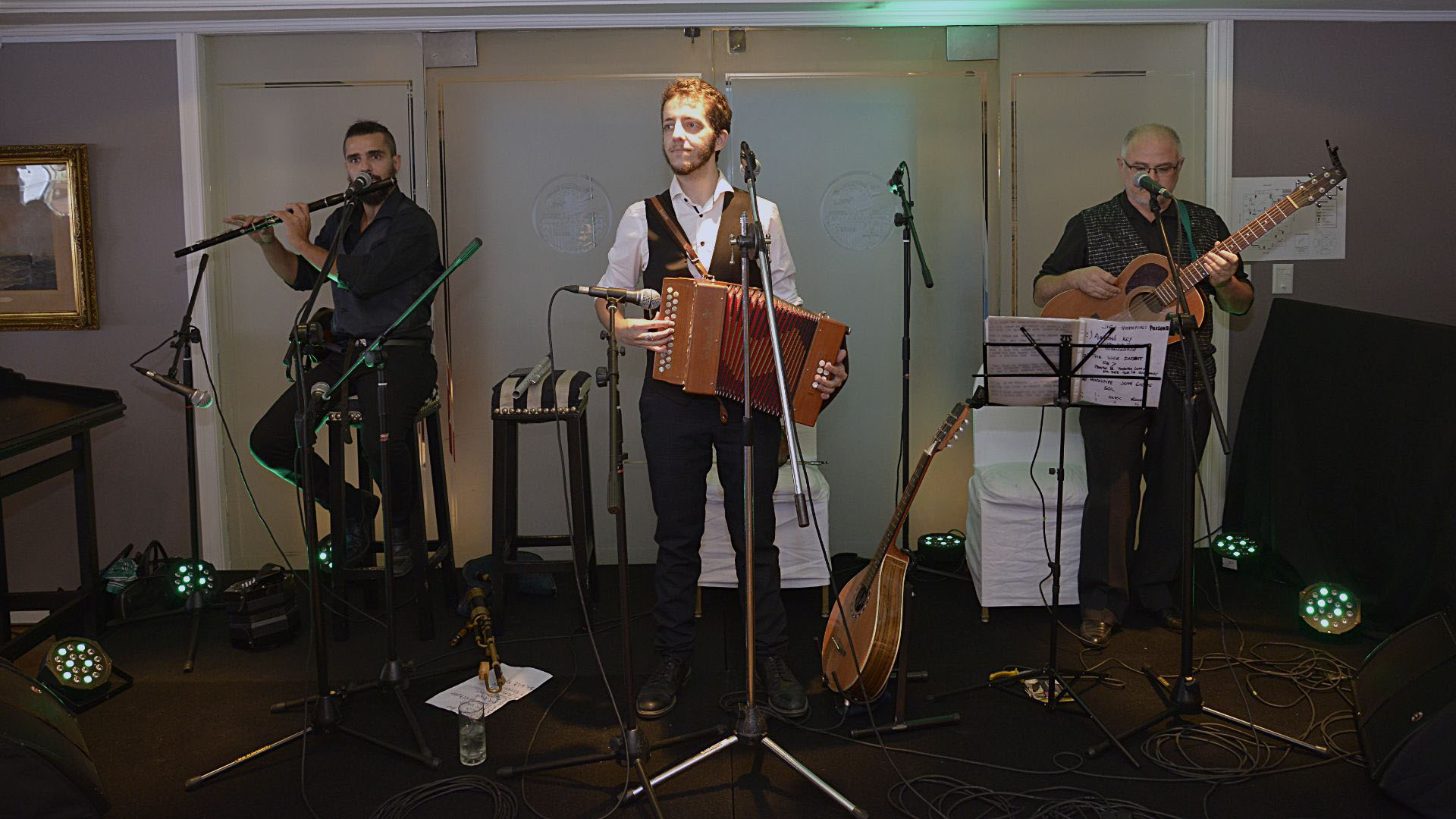 Una banda de música animó la celebración del Día de San Patricio en la terraza del Club Americano