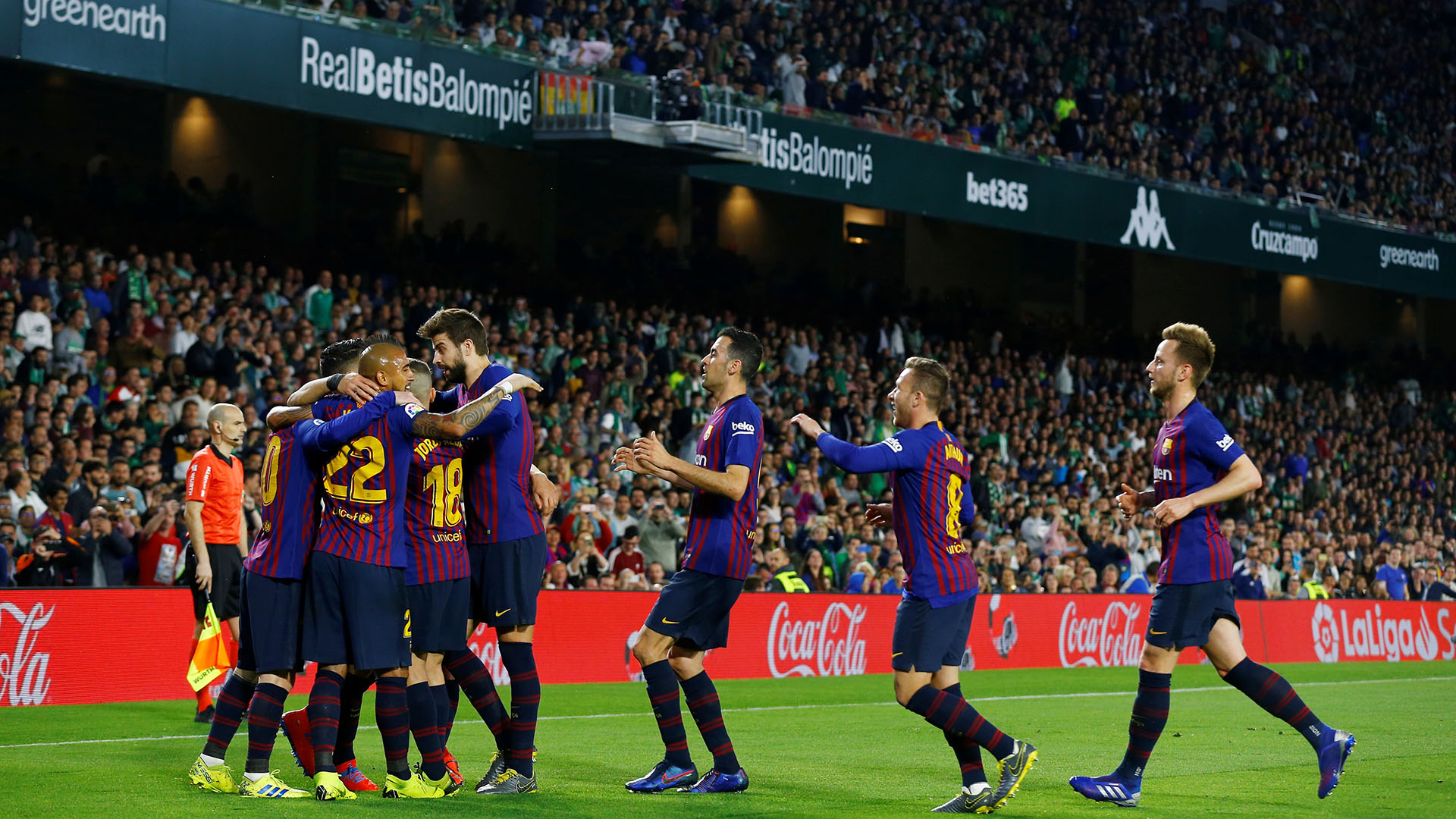 Soccer Football – La Liga Santander – Real Betis v FC Barcelona – Estadio Benito Villamarin, Seville, Spain – March 17, 2019 Barcelona’s Lionel Messi celebrates scoring their first goal with Arturo Vidal, Gerard Pique and team mates REUTERS/Marcelo del Pozo