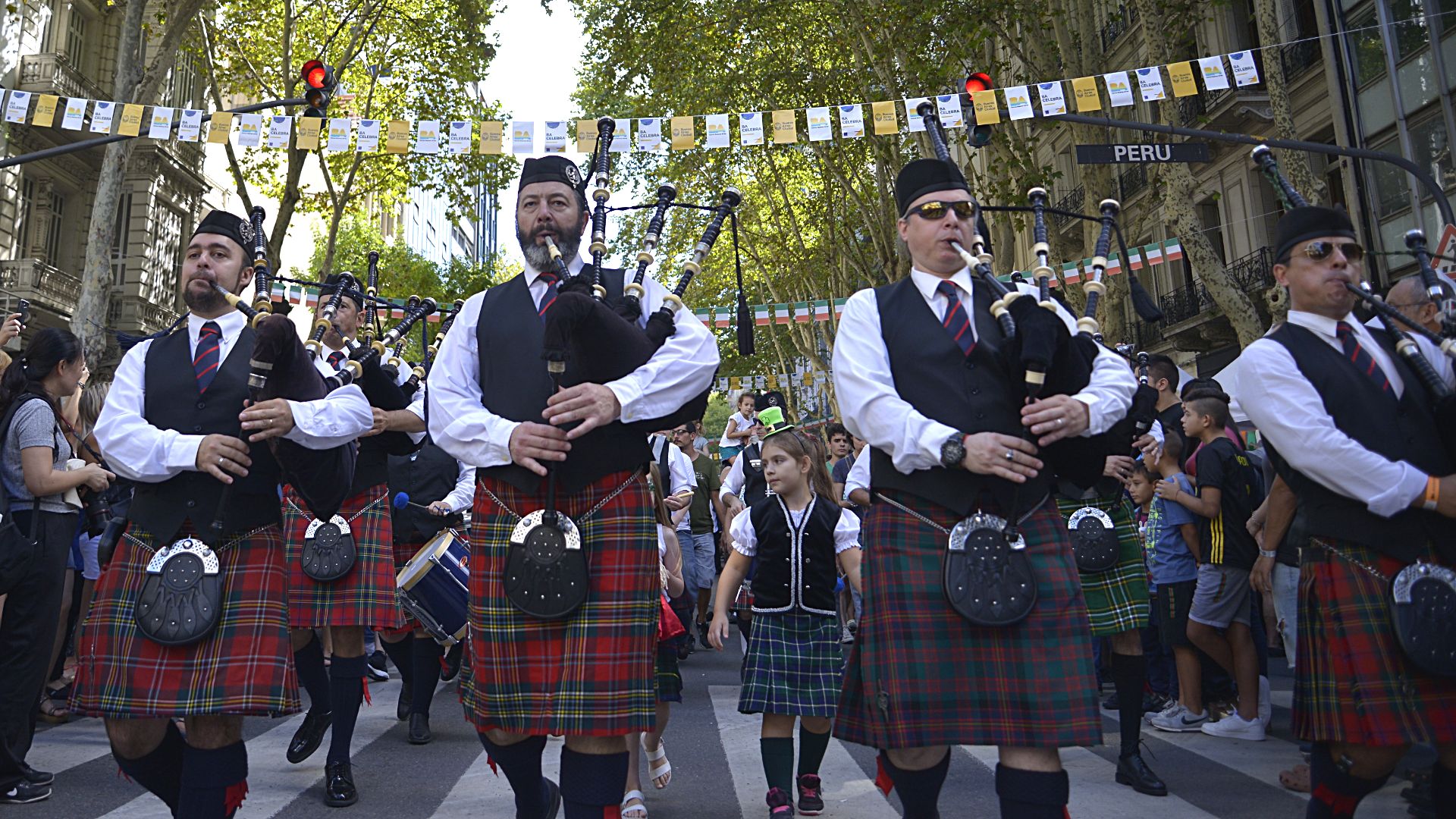 En Avenida de Mayo celebraron la fiesta de San Patricio. Gaitas, vestimentas y maquillaje se apoderaron de las calles