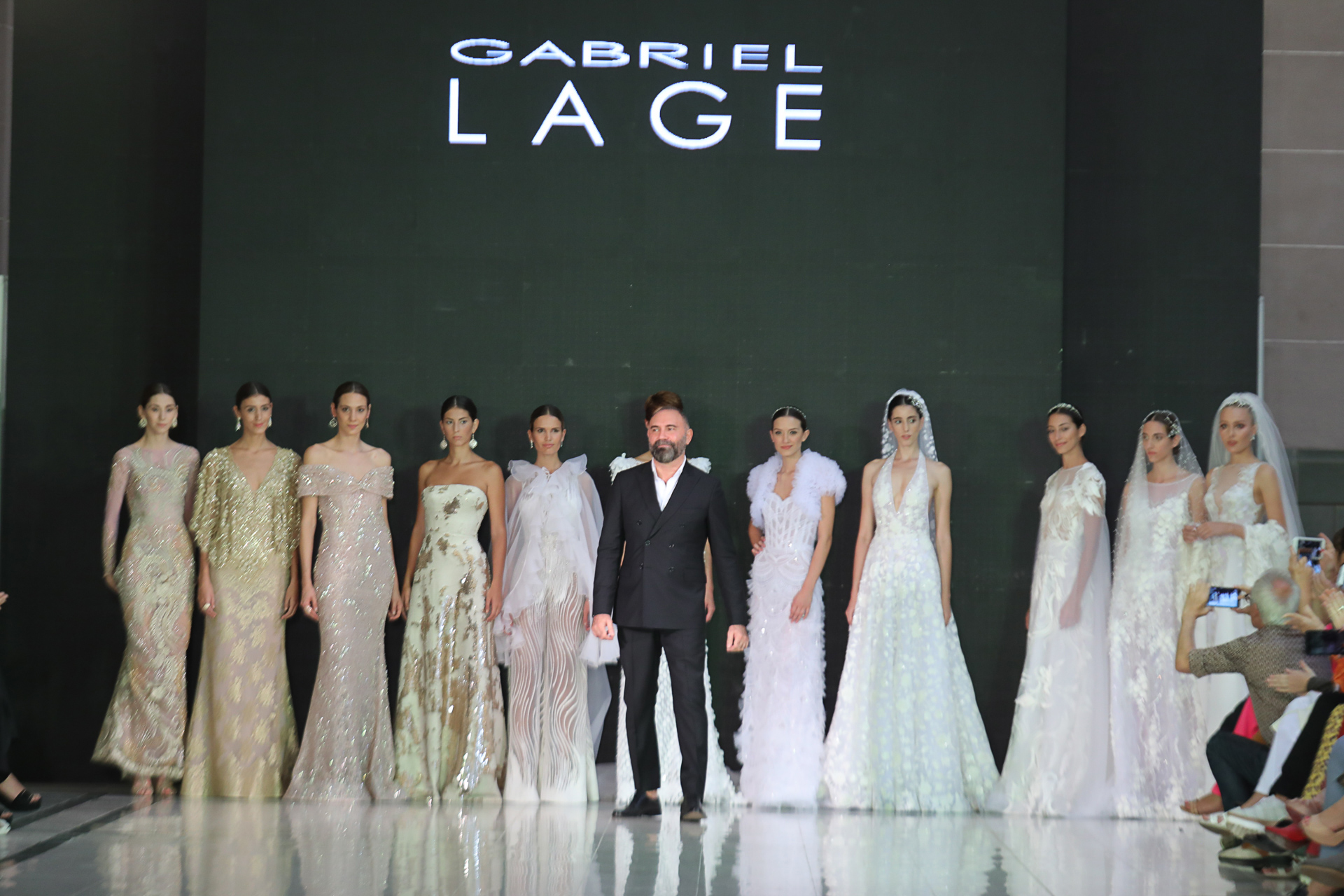 El diseñador de moda Gabriel Lage desplegó su colección en la estación de Retiro