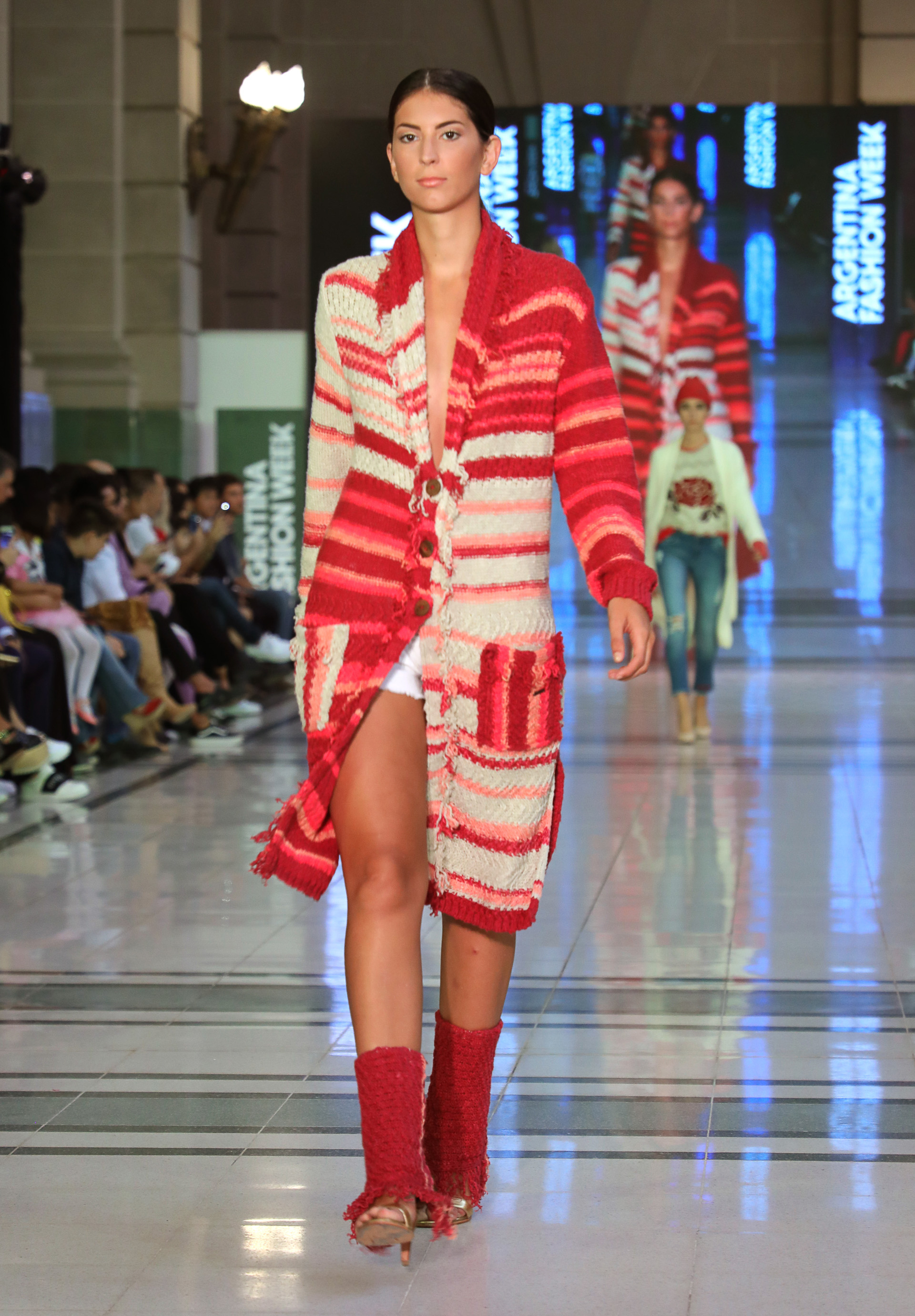 Se caracteriza por sus mini vestidos, la mezcla de texturas y la gran variedad de diseños para fiestas o cocktails