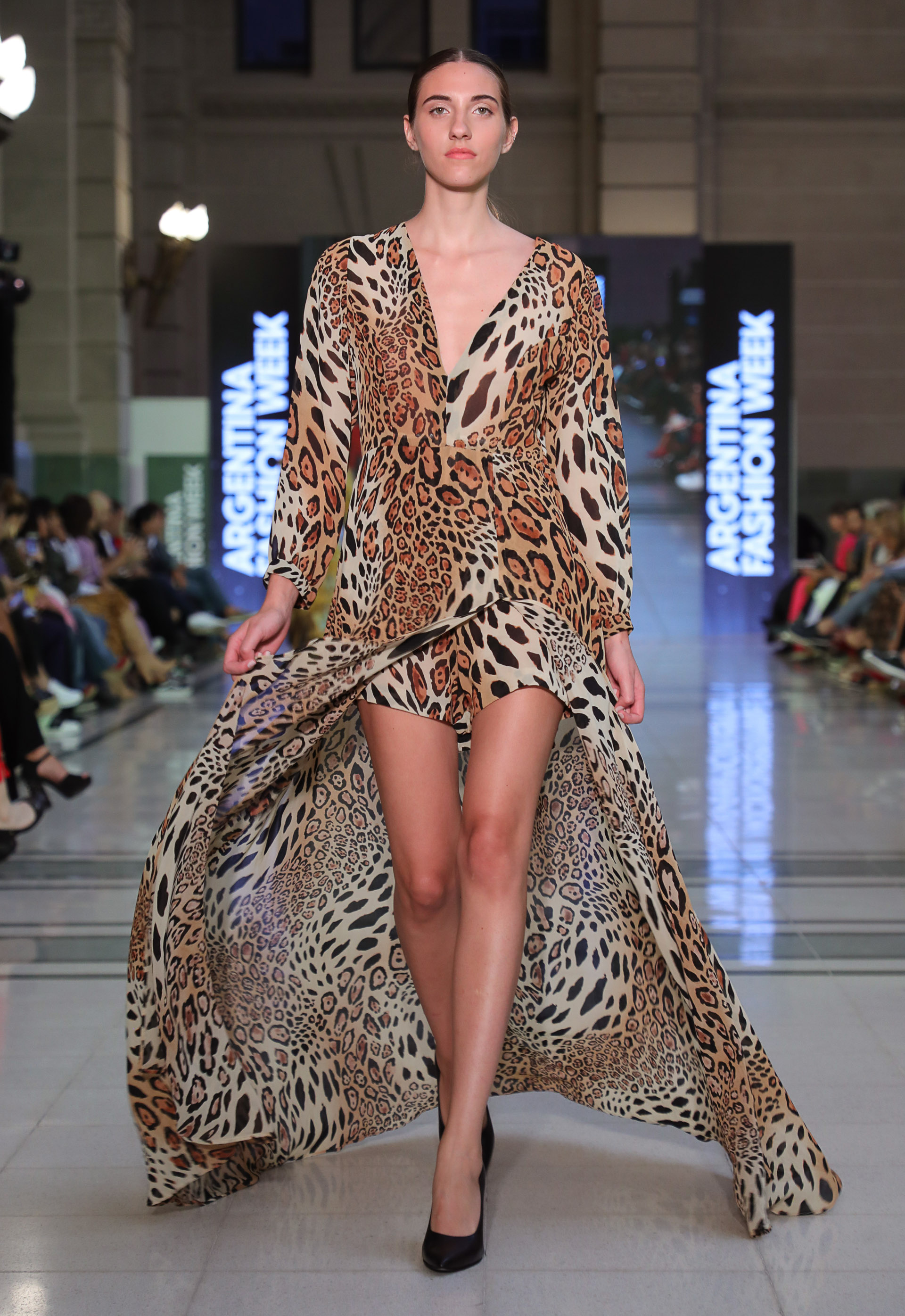 Con distintos diseños, colores y texturas, Brezza by Natalí Márquez buscó resurgir y transmitir a los presentes la alta costura combinando la atemporalidad y la tendencia más fresca en sus prendas
