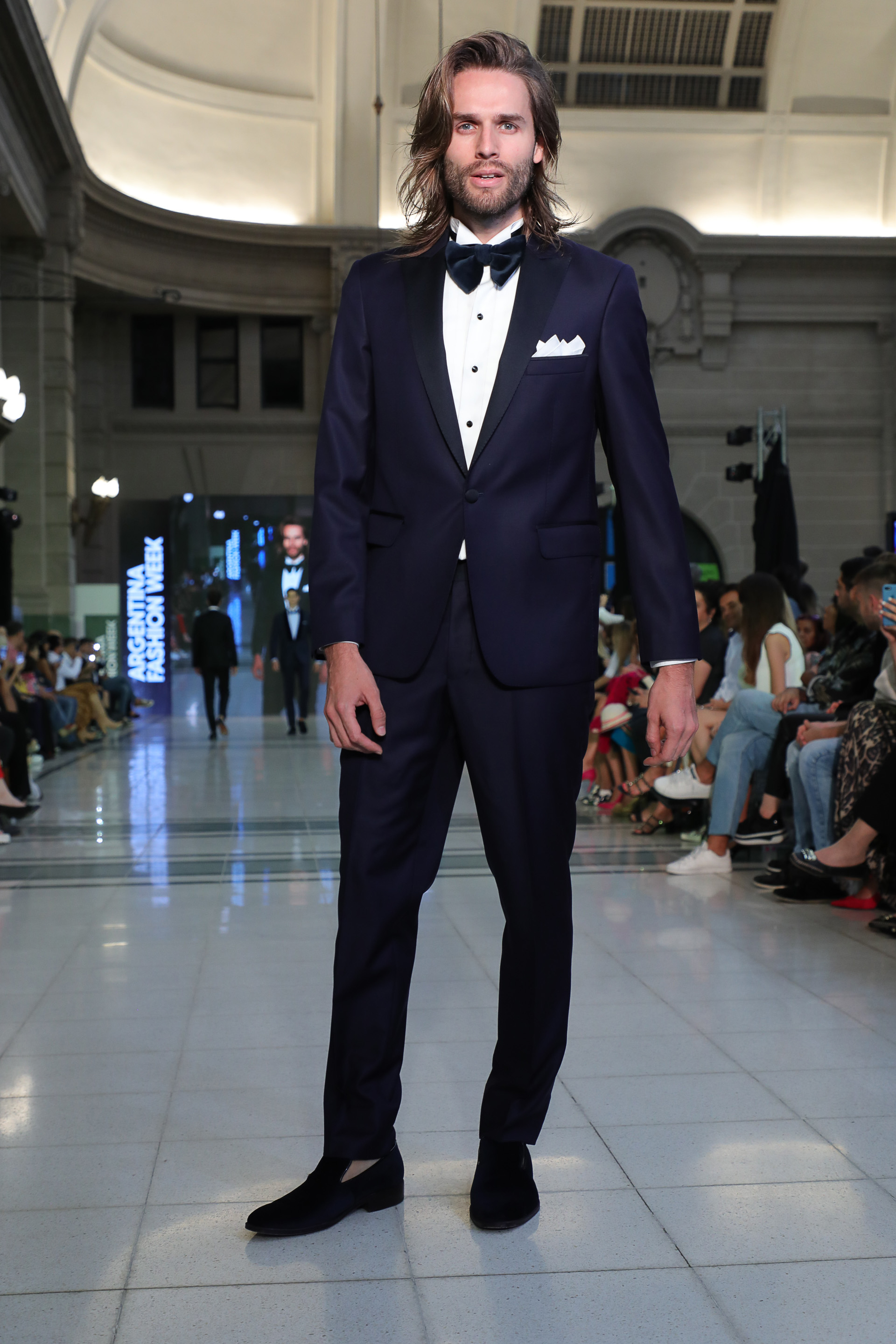 Su estilo posee reminiscencias del diseño italiano, cumbre de la sastrería de lujo. La marca se inspiró en las últimas tendencias de la moda, pero permanece fiel a un estilo propio, inalterable a través del tiempo