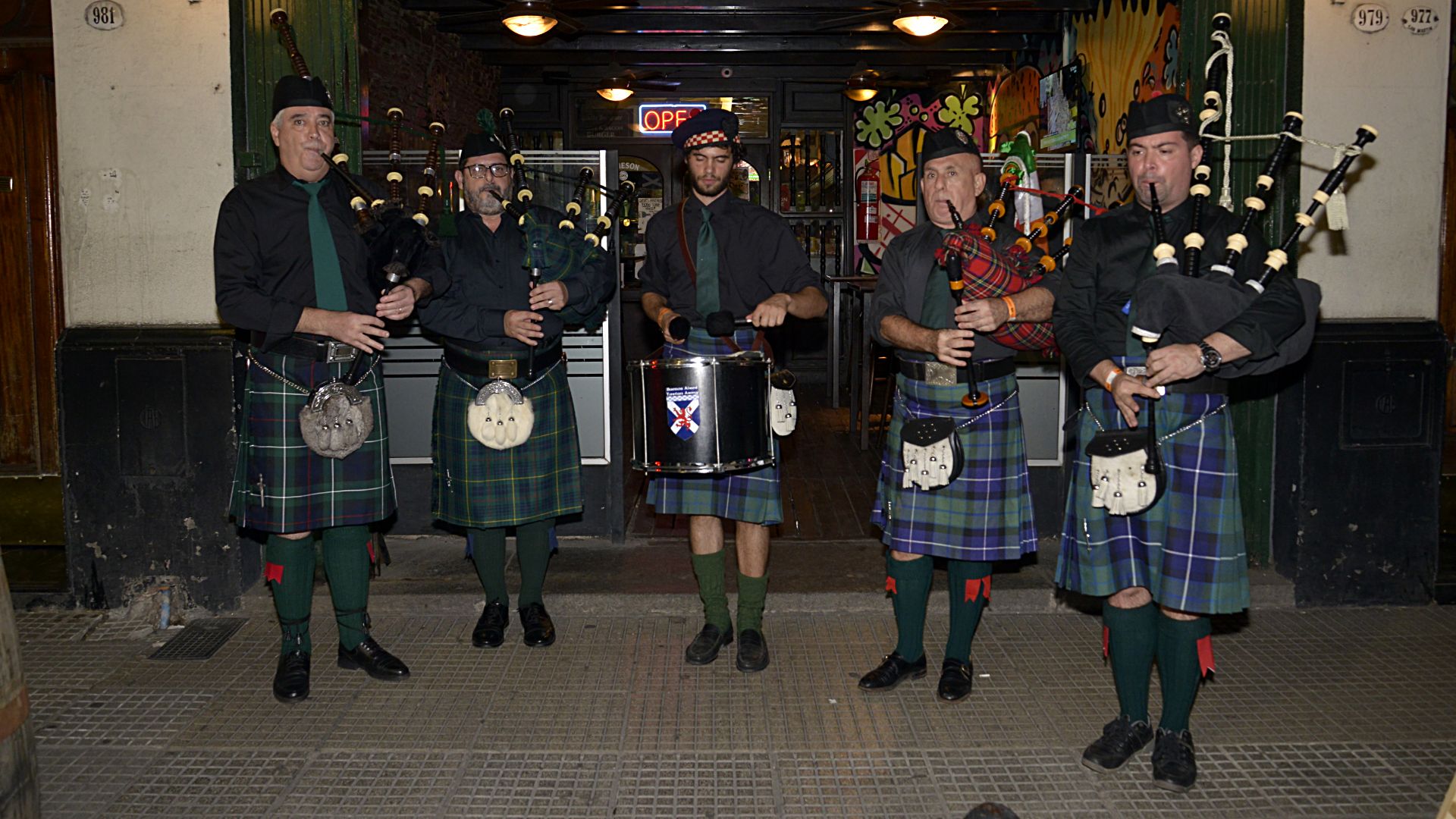 A raíz de la gran inmigración de la comunidad irlandesa, el Día de San Patricio se instauró en la Argentina desde 2009 cuando se realizó un desfile emblemático, organizado por la Asociación Argentino Irlandesa William Yeats y el Gobierno de la Ciudad de Buenos Aires, que fue apodado “la marcha verde”