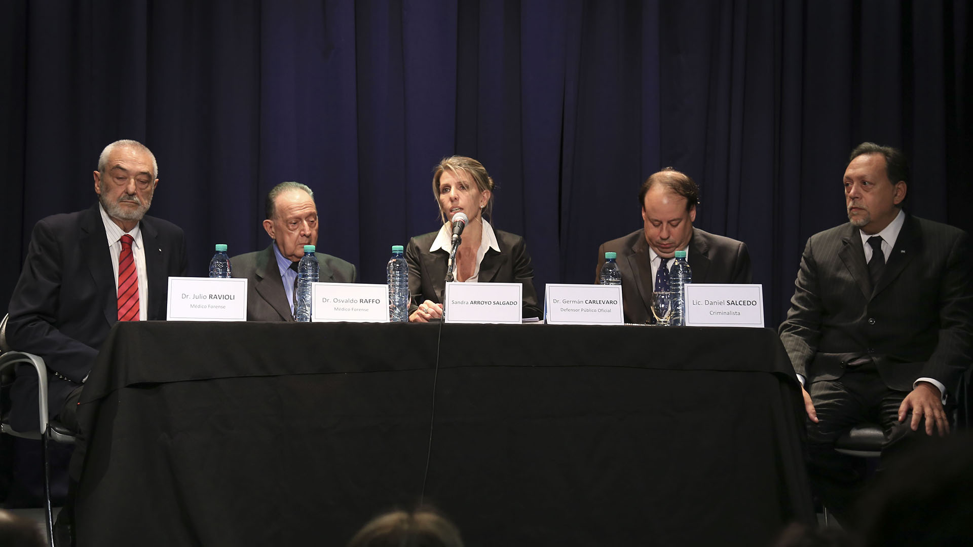 Los peritos de la querella de Alberto Nisman, junto a Sandra Arroyo Salgado: Julio Ravioli, Osvaldo Raffo, Germán Carlevaro, como defensor público oficial, y Daniel Salcedo