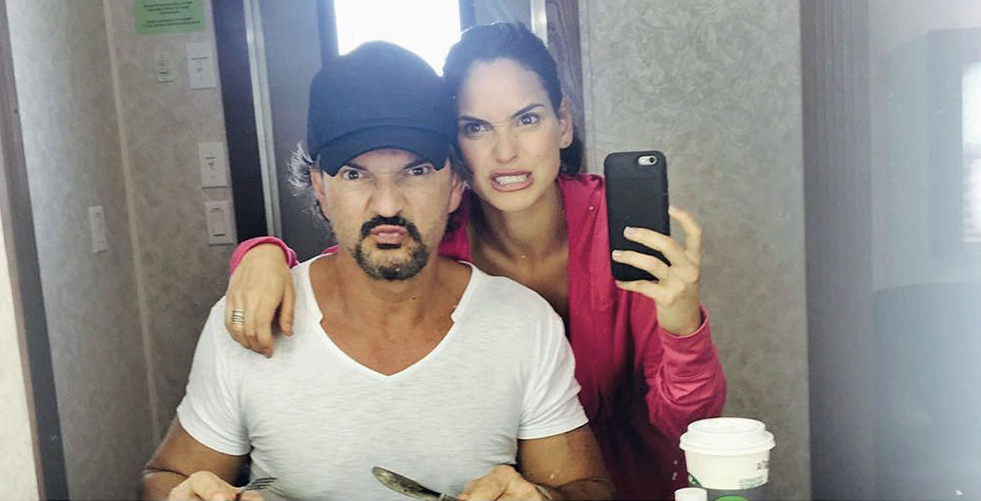 Junto a su padre, guatemalteco y exitosísimo cantante: “Lo admiro a él y admiro su creatividad y humor”, proclama la puertorriqueña, que creció en Ciudad de México, a los 12 se radicó en Miami, a los 18 en Nueva York y ahora reside en Los Ángeles.