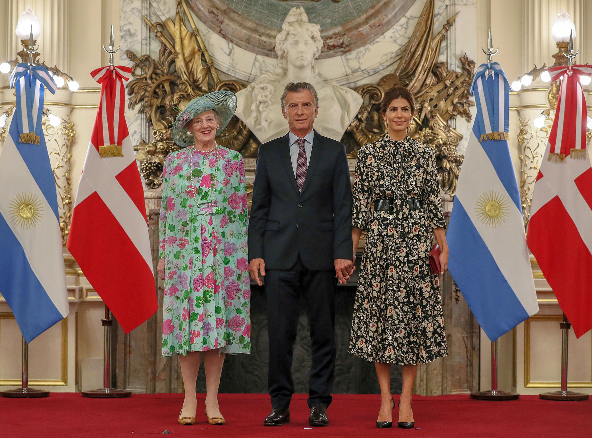 La foto oficial de la reina junto al matrimonio presidencial, como indica el protocolo en el Salón Blanco