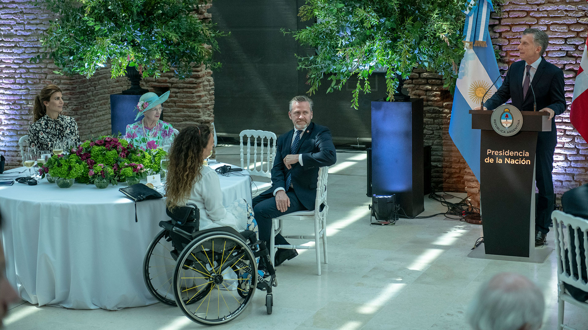 El discurso del Presidente. En la mesa principal, de izquierda a derecha, Juliana Awada, Margarita II, el ministro de Relaciones Exteriores danés, Anders Samuelsen, y la vicepresidente argentina, Gabriela Michetti