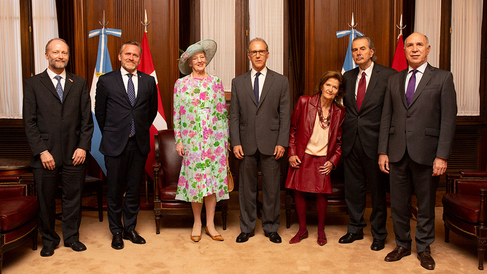 El embajador danés en Argentina, Søren Vøhtz, el ministro de Relaciones Exteriores danés, Anders Samuelsen, la reina de Dinamarca y los ministros de la Corte Suprema Rosenkrantz, Elena Highton, Juan Carlos Maqueda y Ricardo Lorenzetti