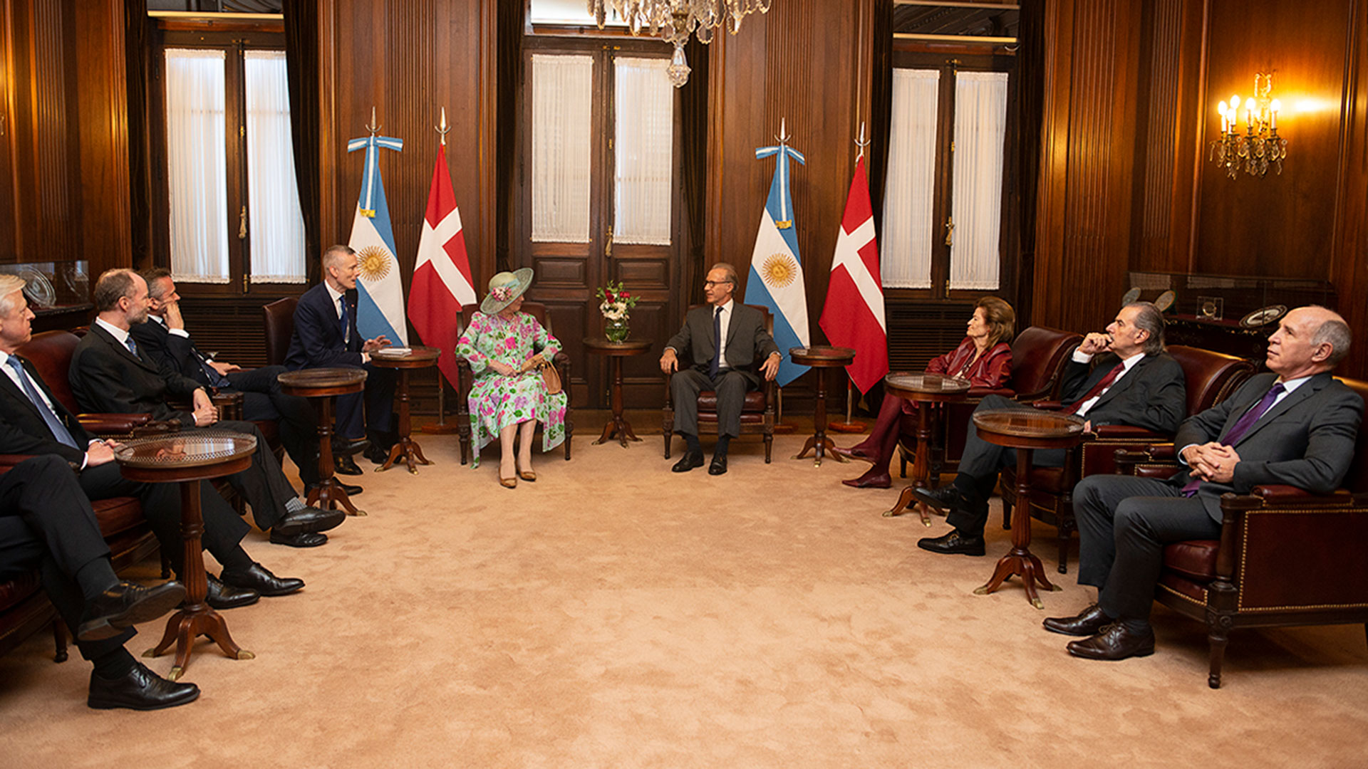 La reina mantuvo una reunión de una hora en la Corte Suprema