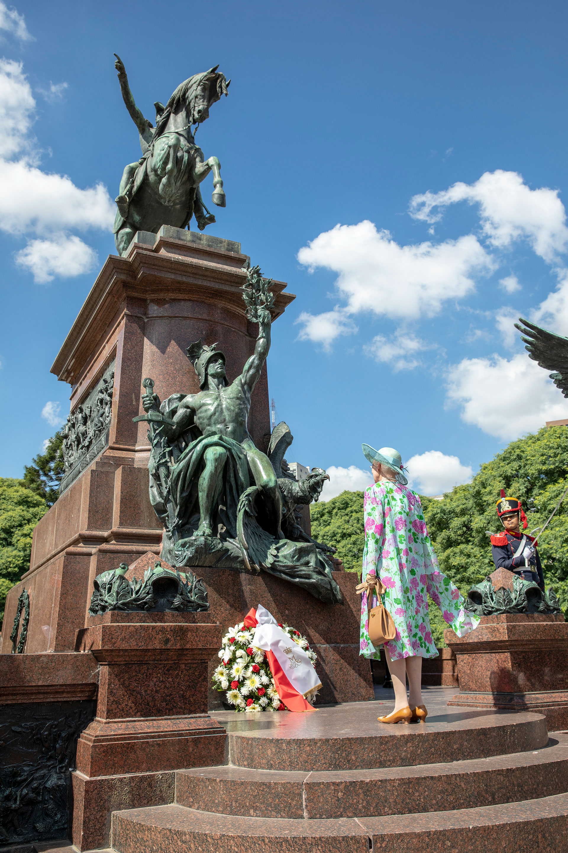 Margarita II depositó una ofrenda floral ante el Monumento al Libertador General José de San Martín, ubicado en la plaza homónima en el barrio de Retiro