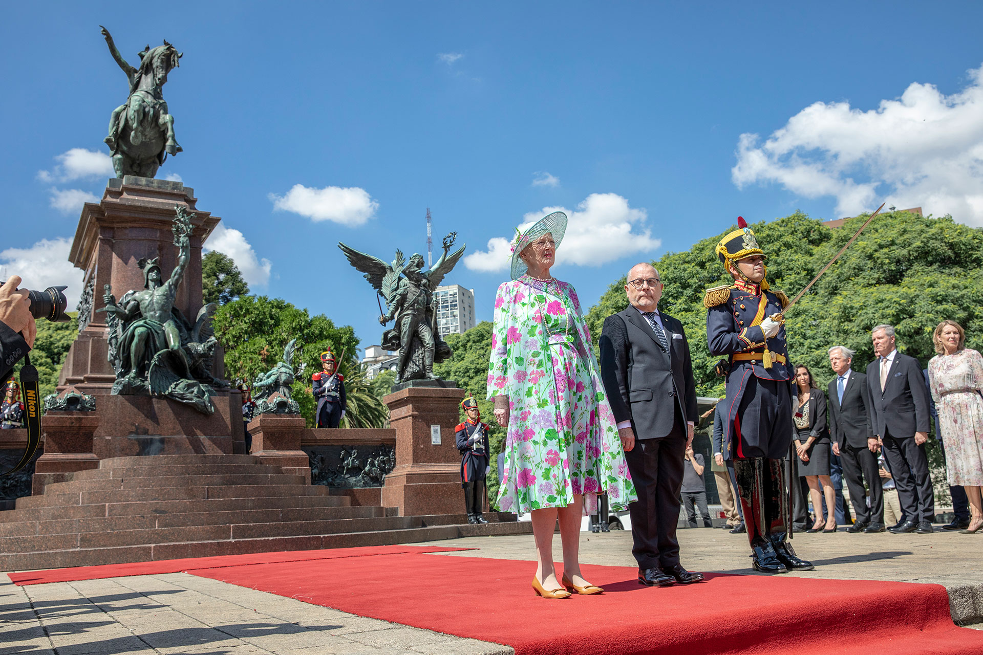 En el marco de la visita de Estado recorrió junto al ministro de Relaciones Exteriores, Jorge Faurie, el monumento en plaza San Martín